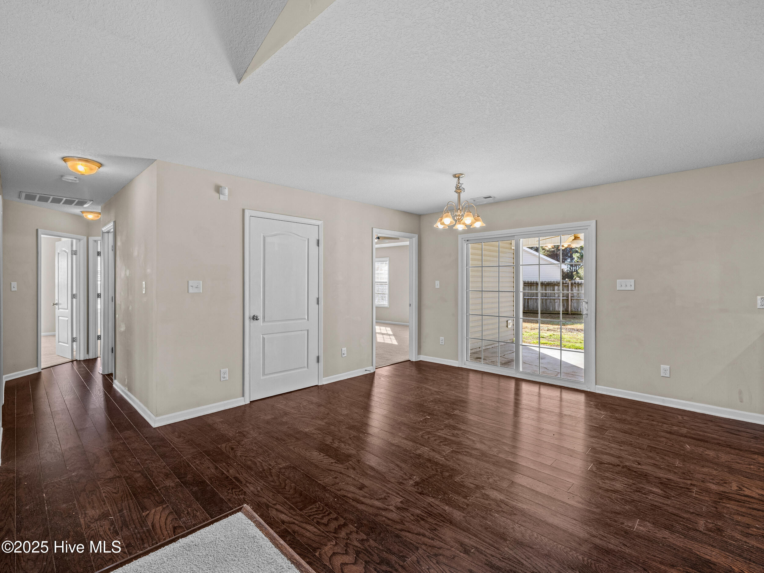 100546969 | Photo 18