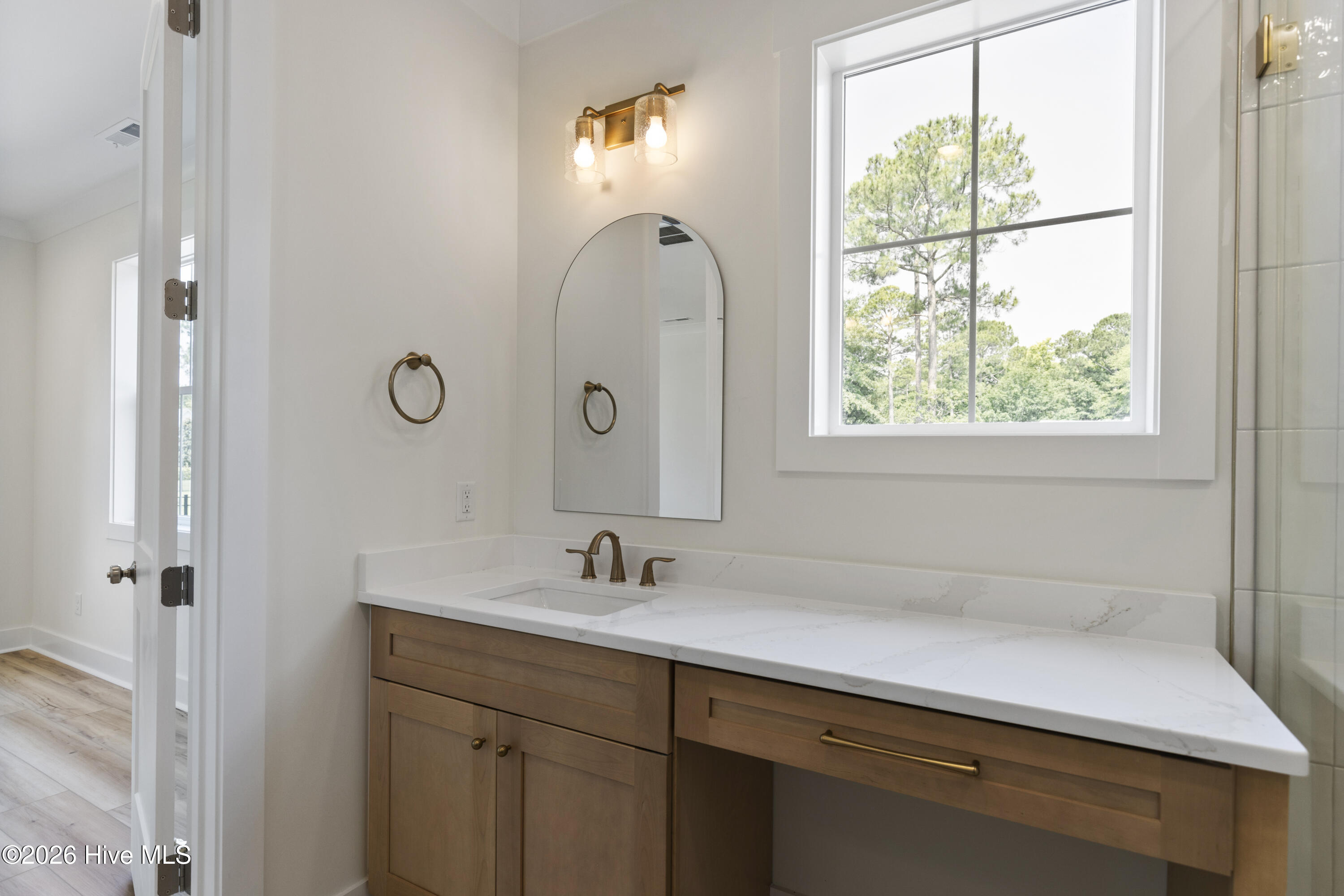 100553830 | Photo 25