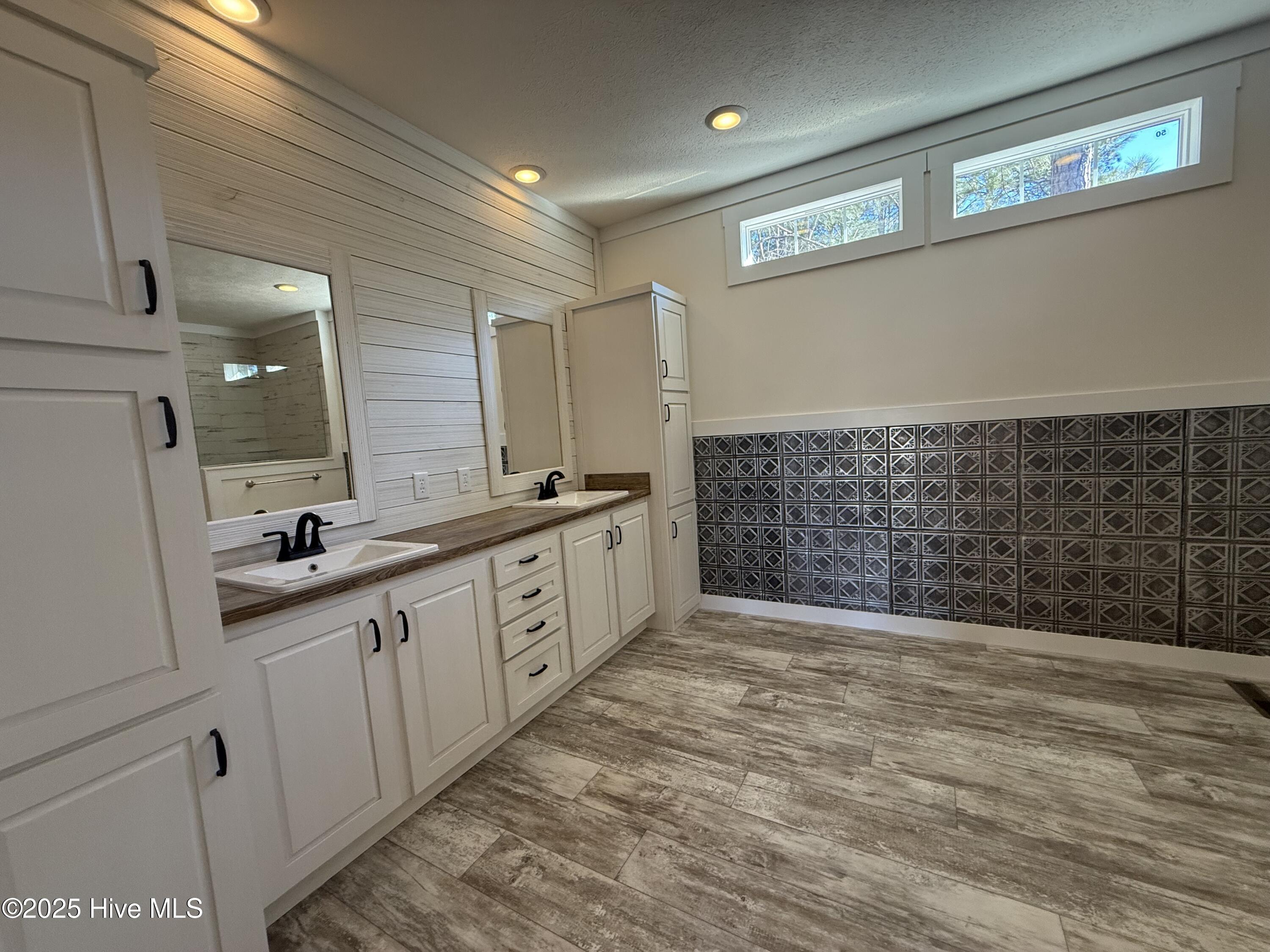 100558282 | Photo 25