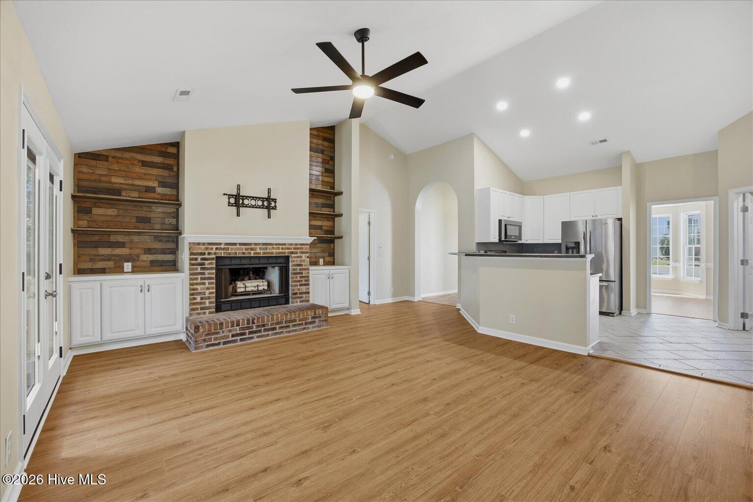 100564069 | Photo 11