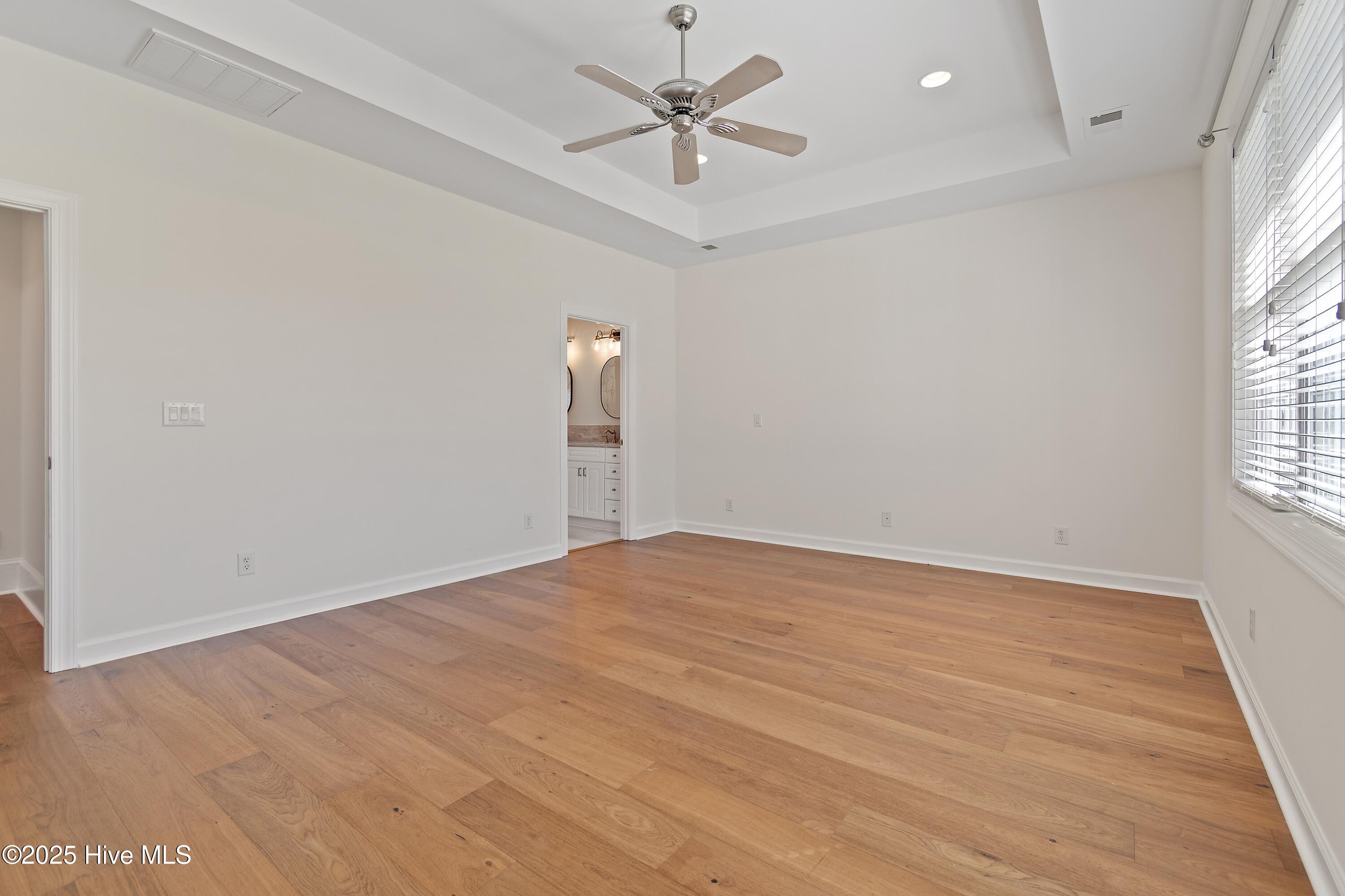 100537823 | Photo 33