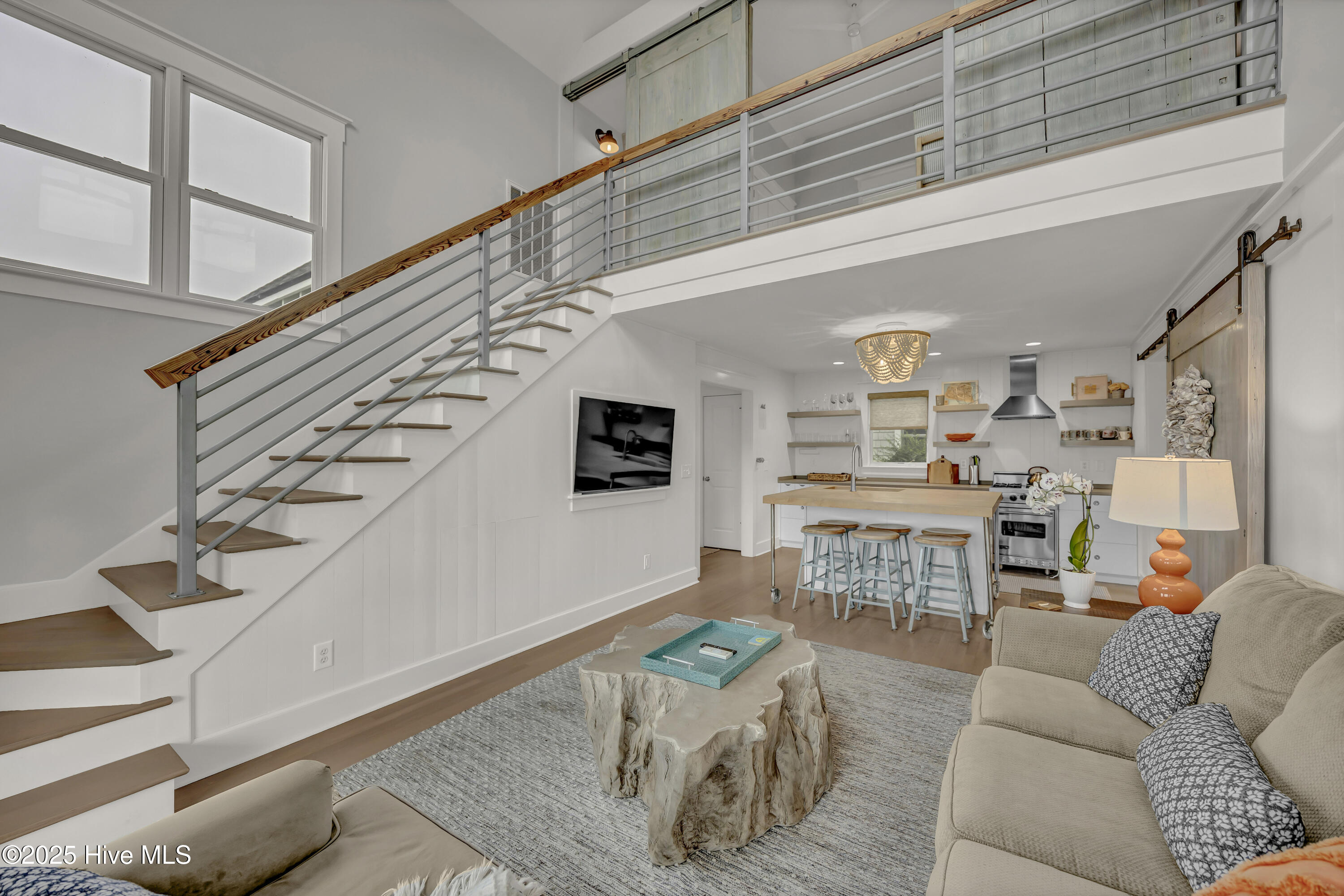 100536845 | Photo 11