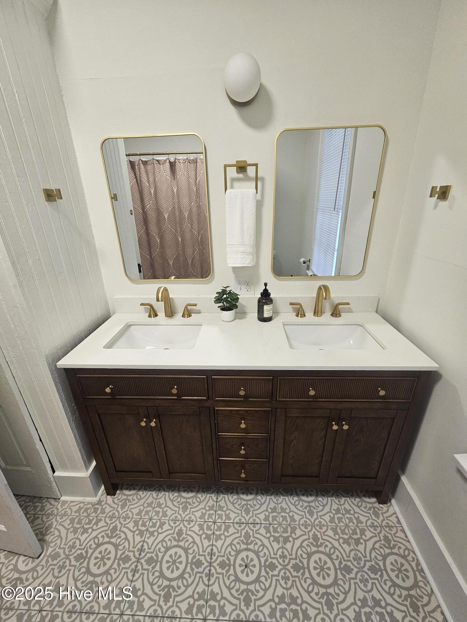 100529607 | Photo 21