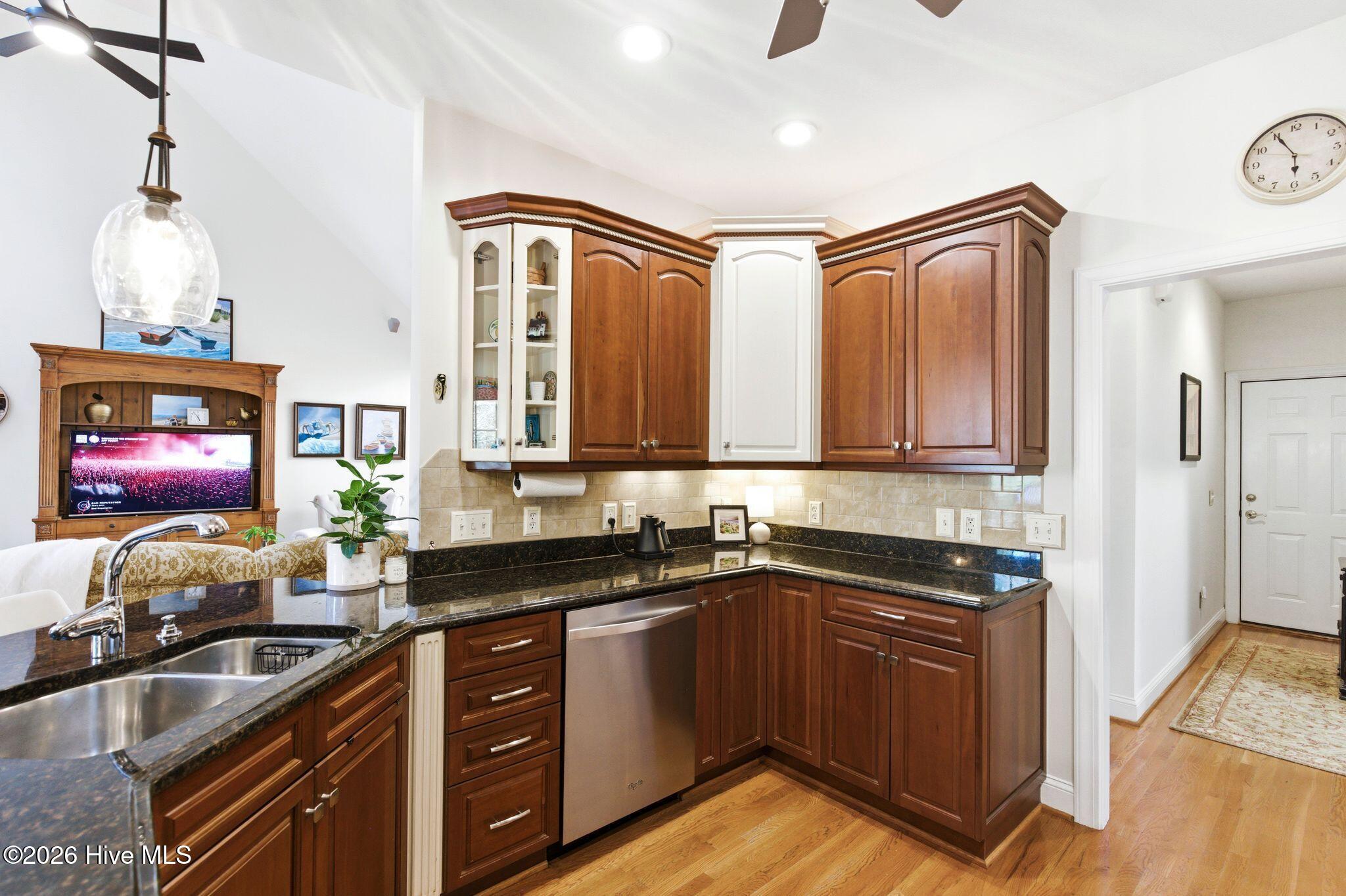 100564918 | Photo 21