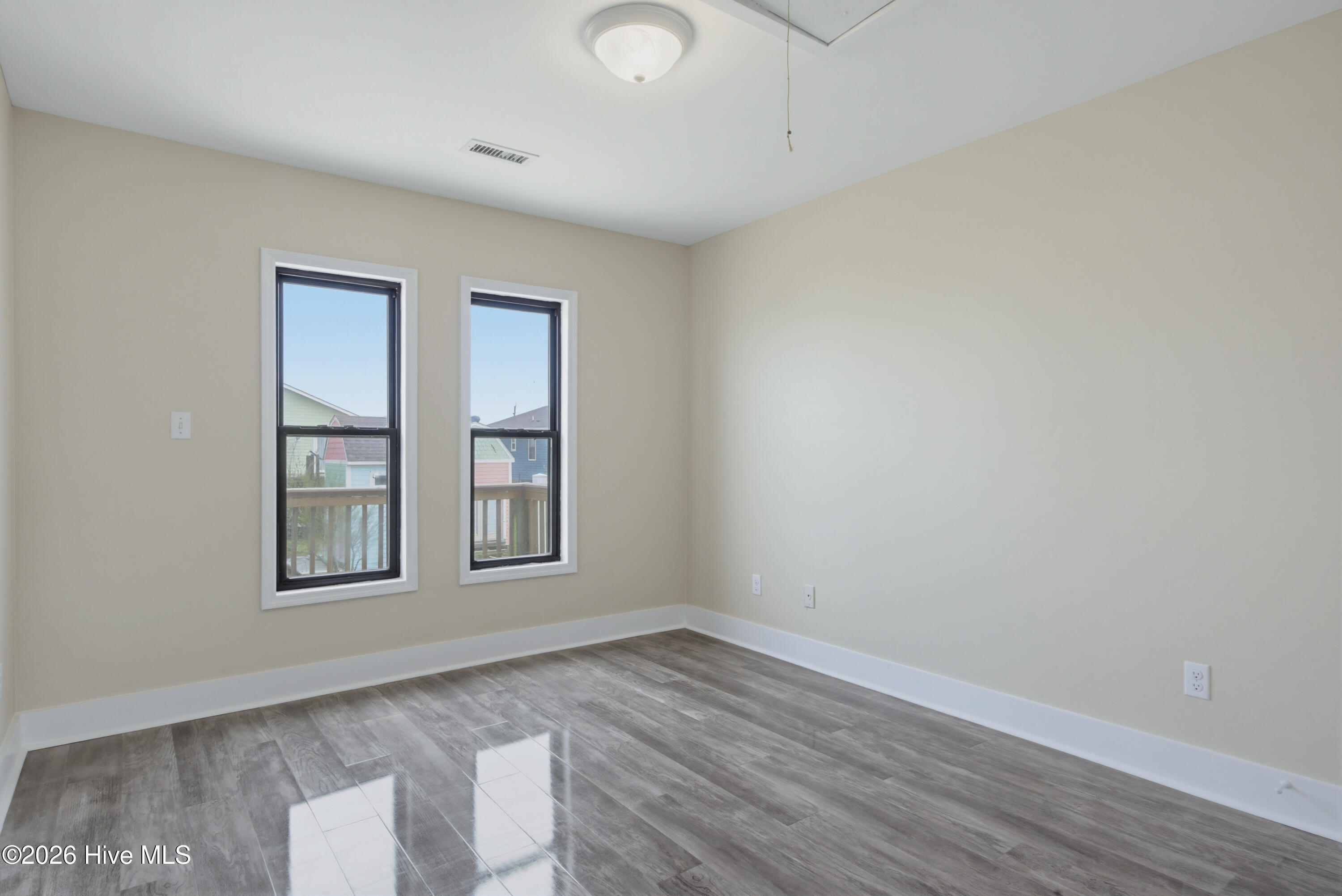 100489747 | Photo 16