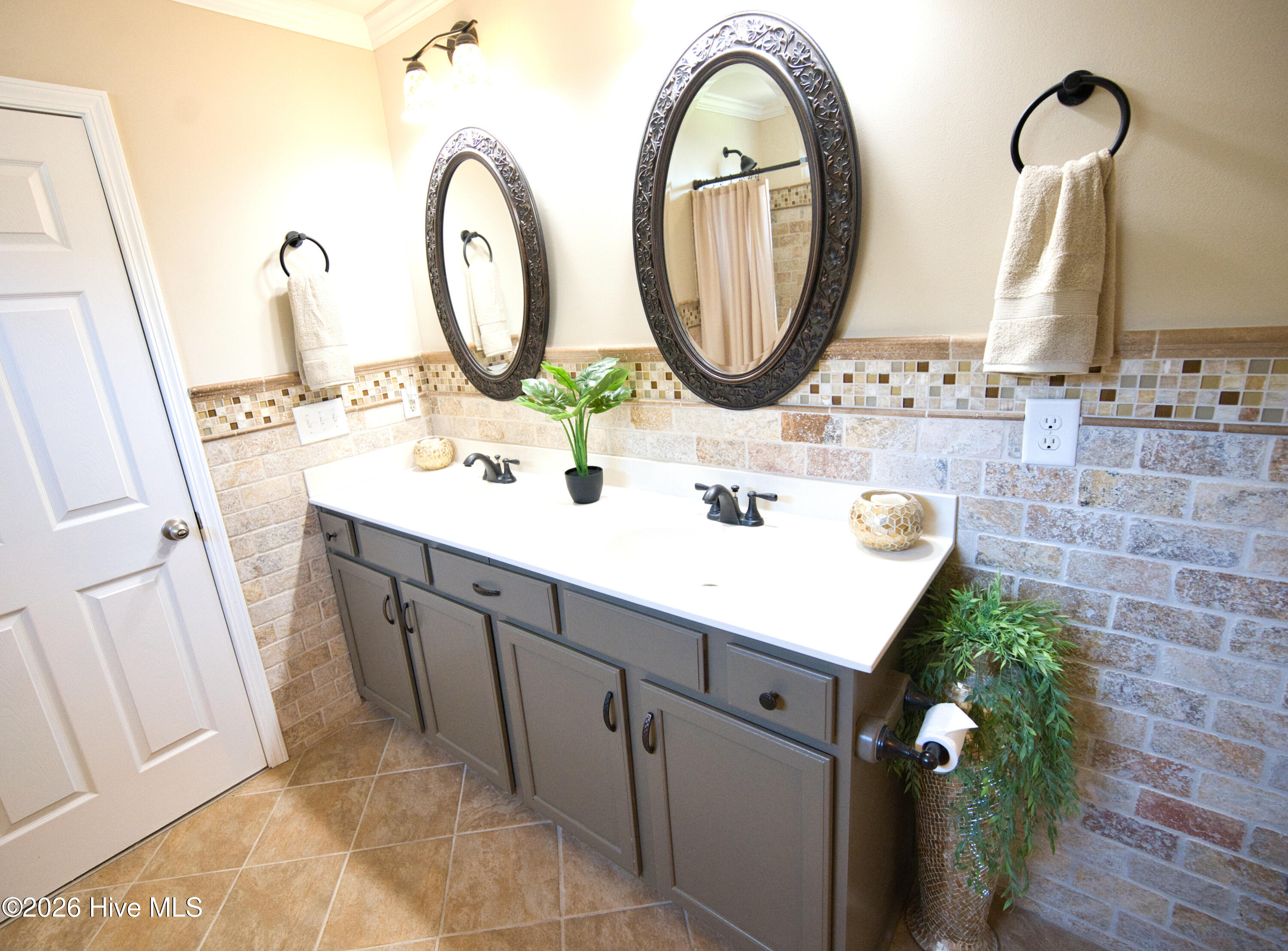 100569889 | Photo 37