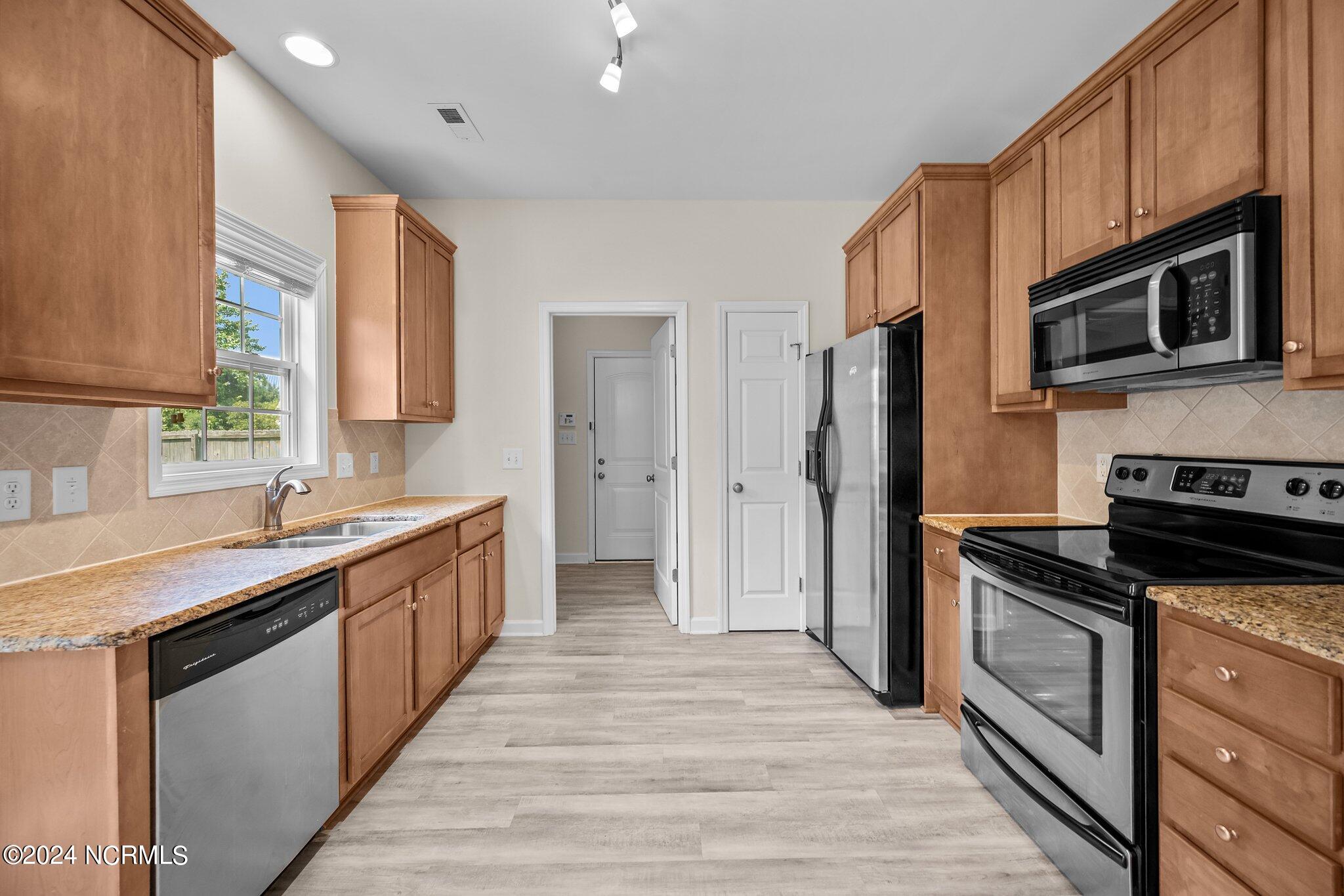 100549722 | Photo 11