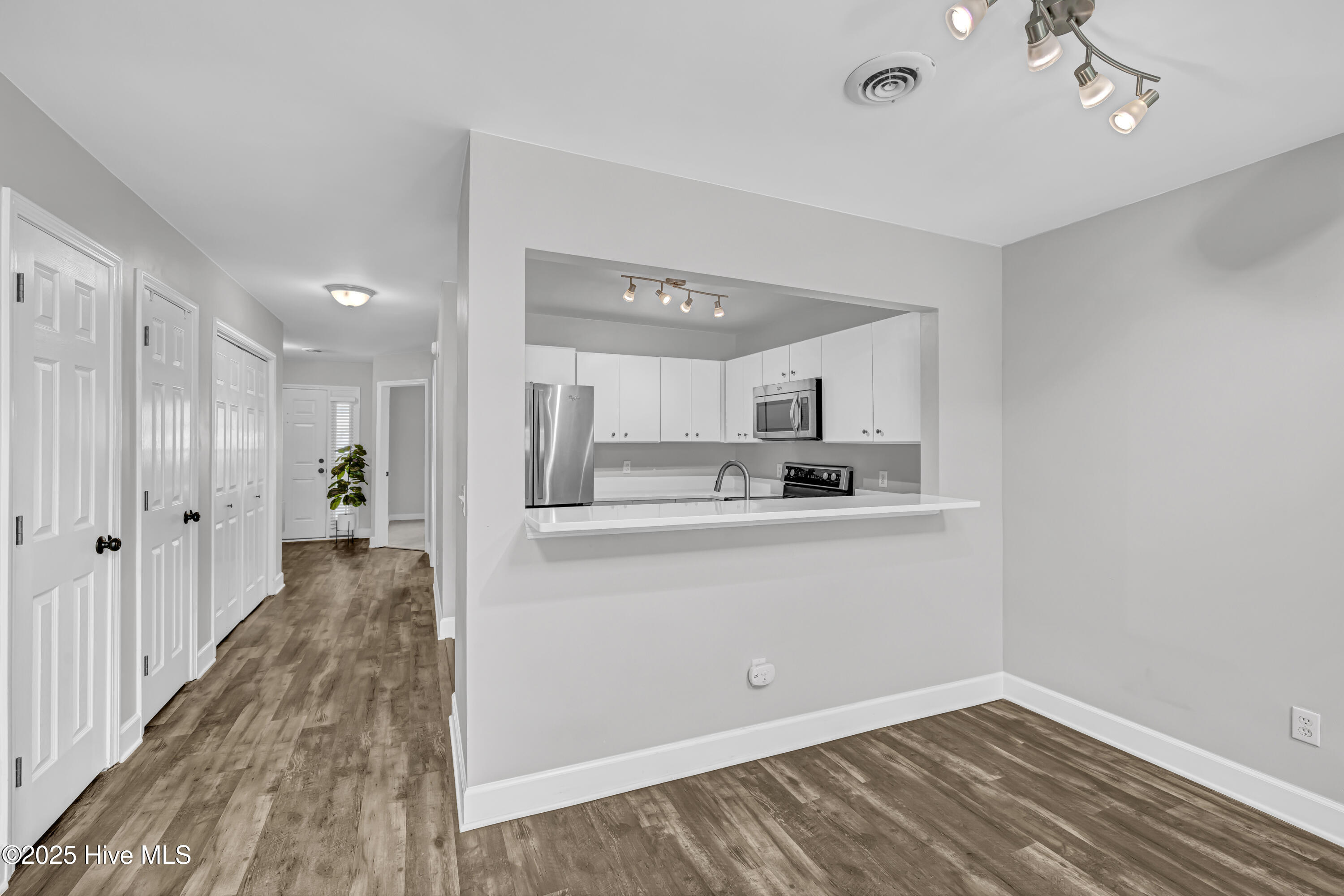 100496001 | Photo 11