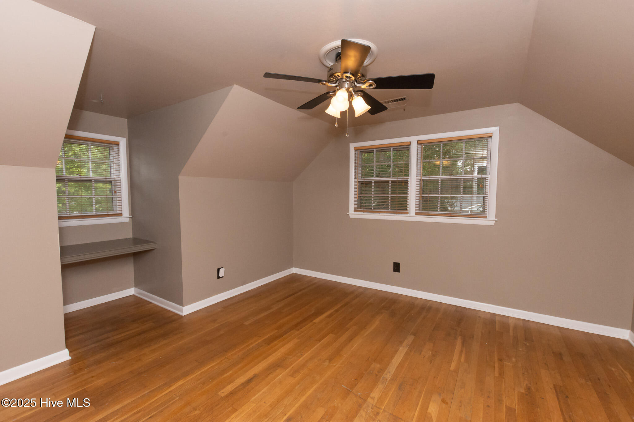 100529268 | Photo 19