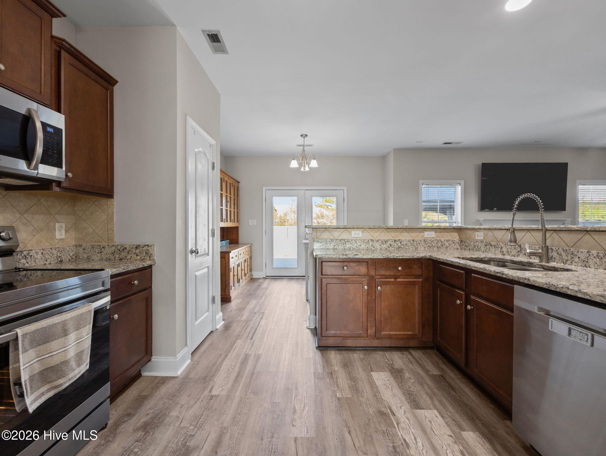 100564240 | Photo 13