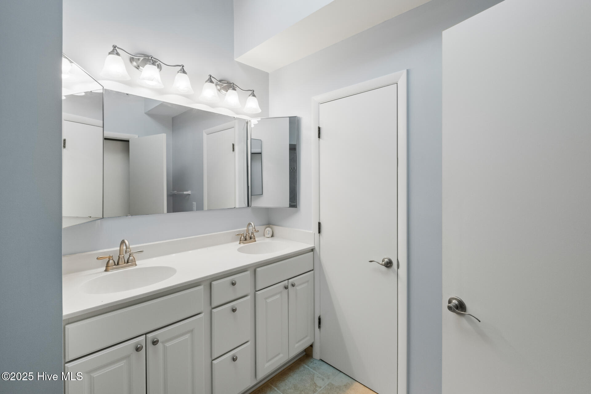 100526390 | Photo 41