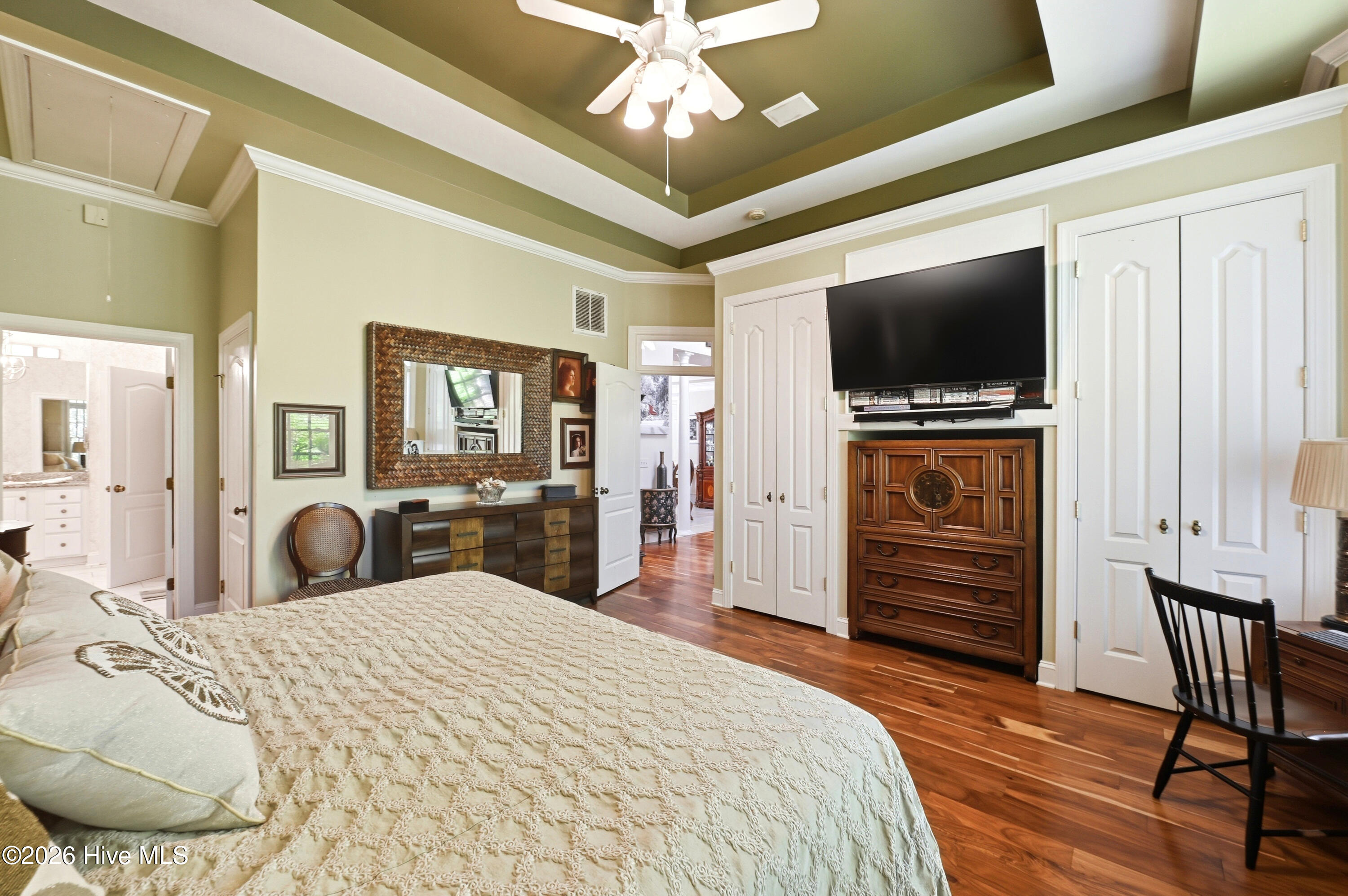 100567999 | Photo 21