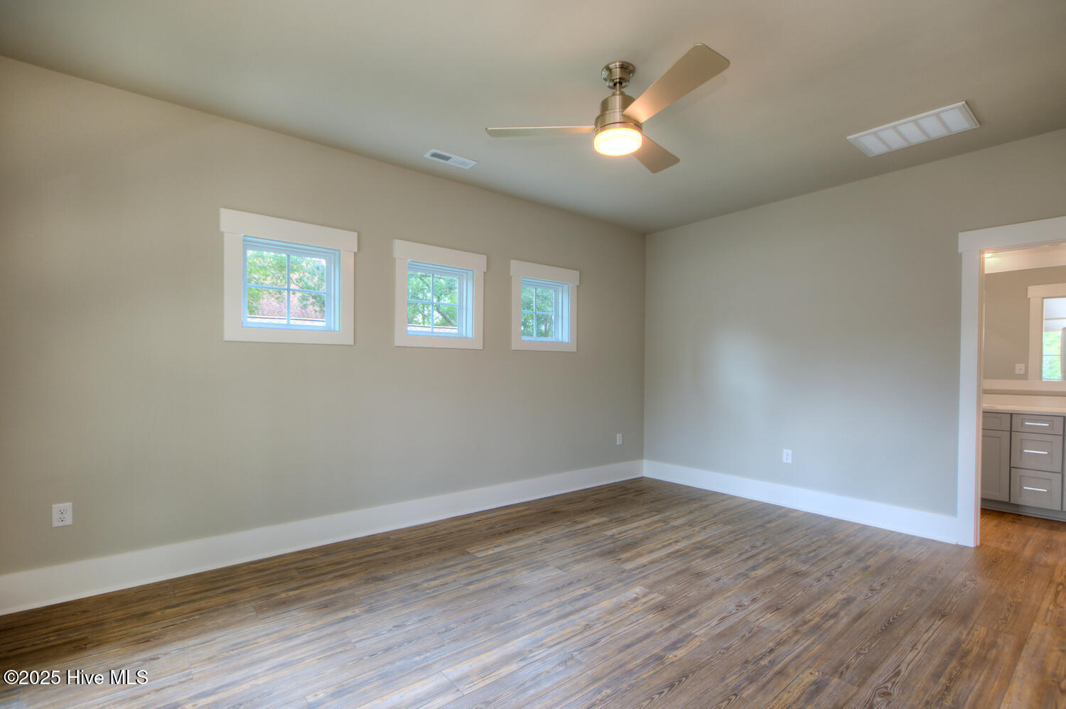 100502884 | Photo 32