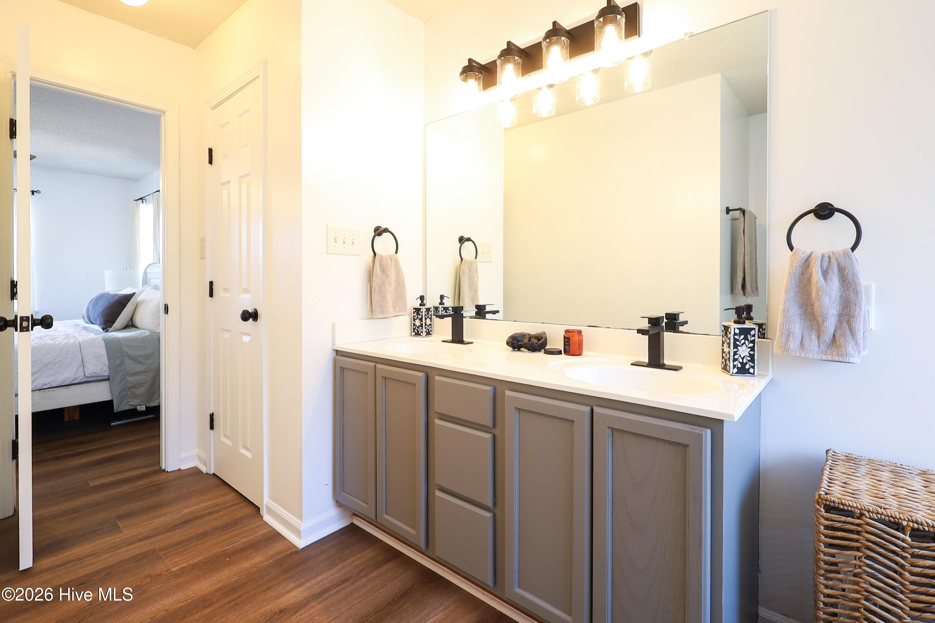 100549070 | Photo 44