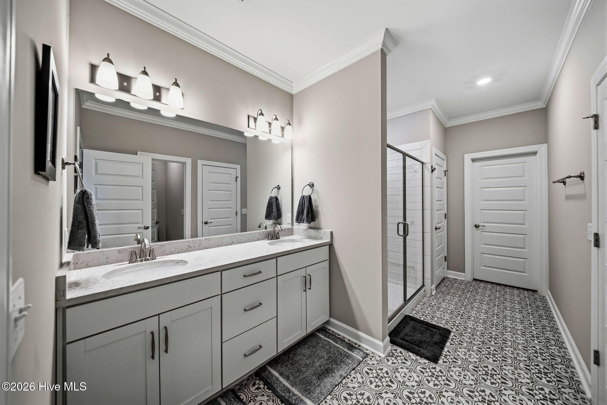 100563185 | Photo 24