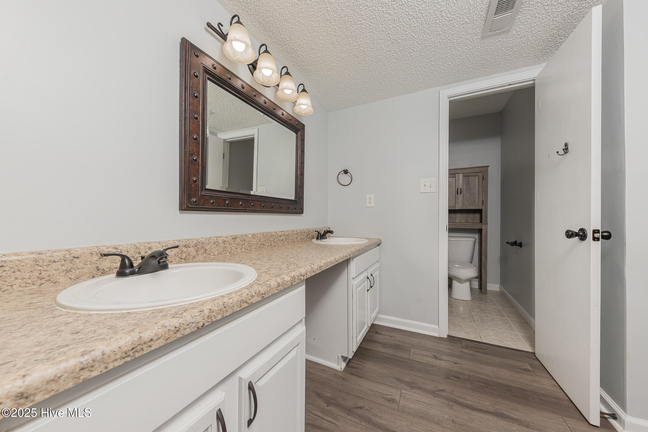 100537382 | Photo 17