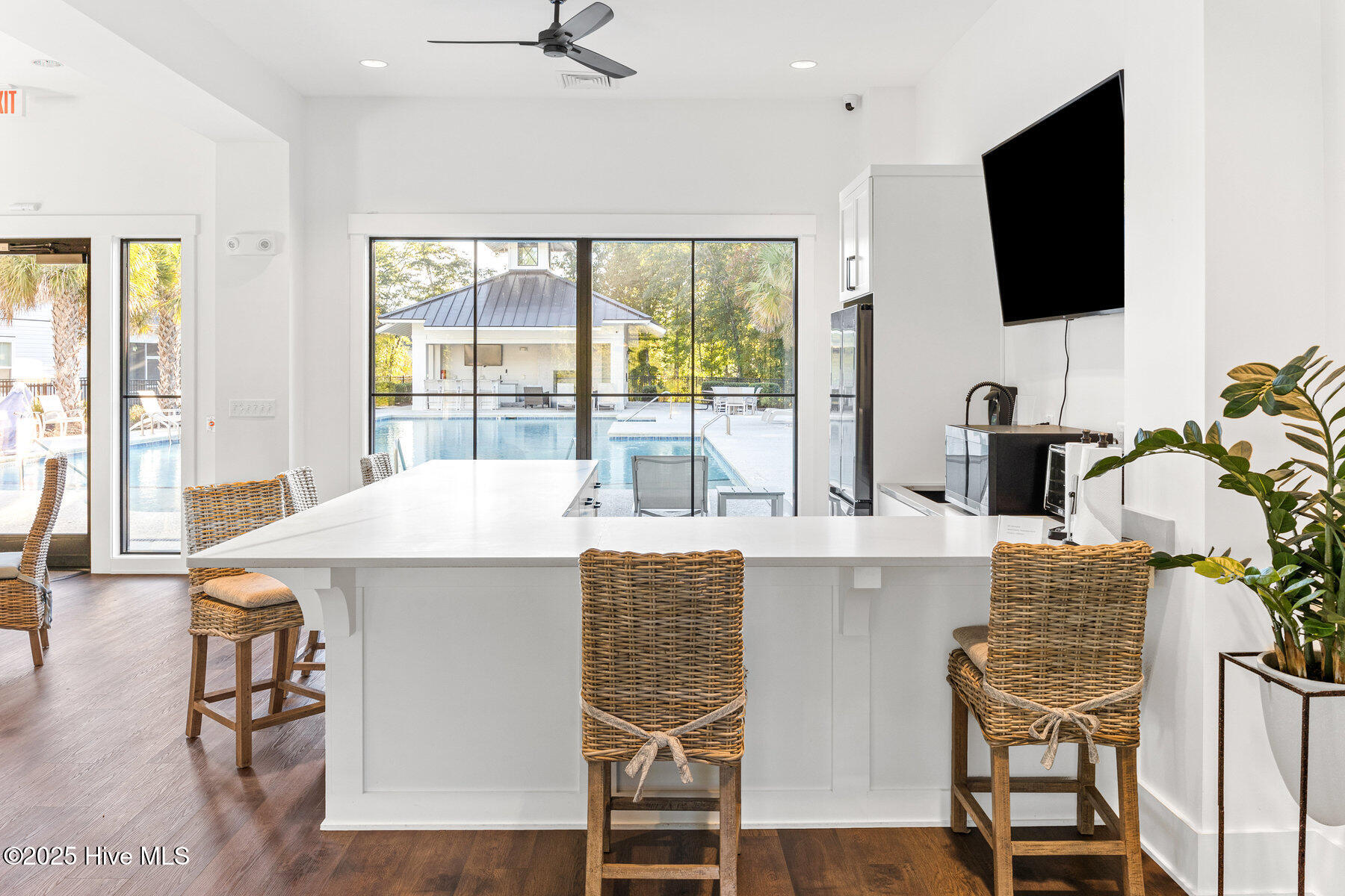 100537930 | Photo 72