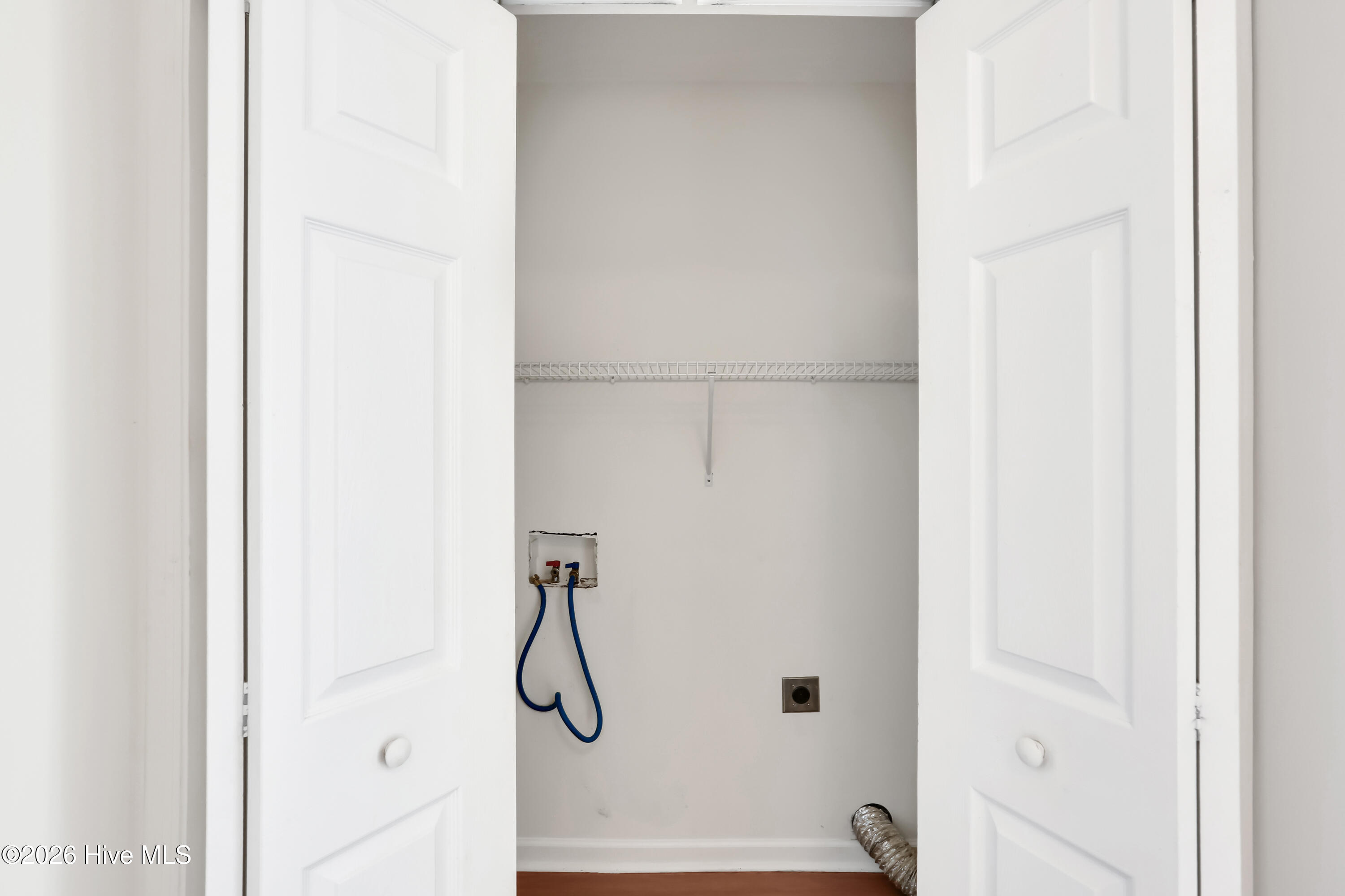 100548105 | Photo 25