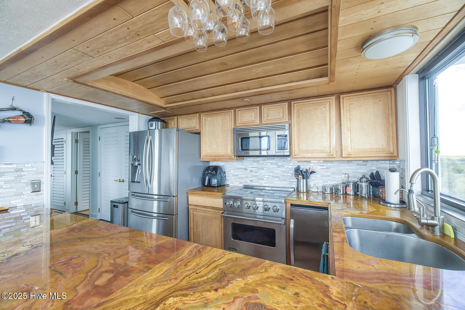 100567097 | Photo 15