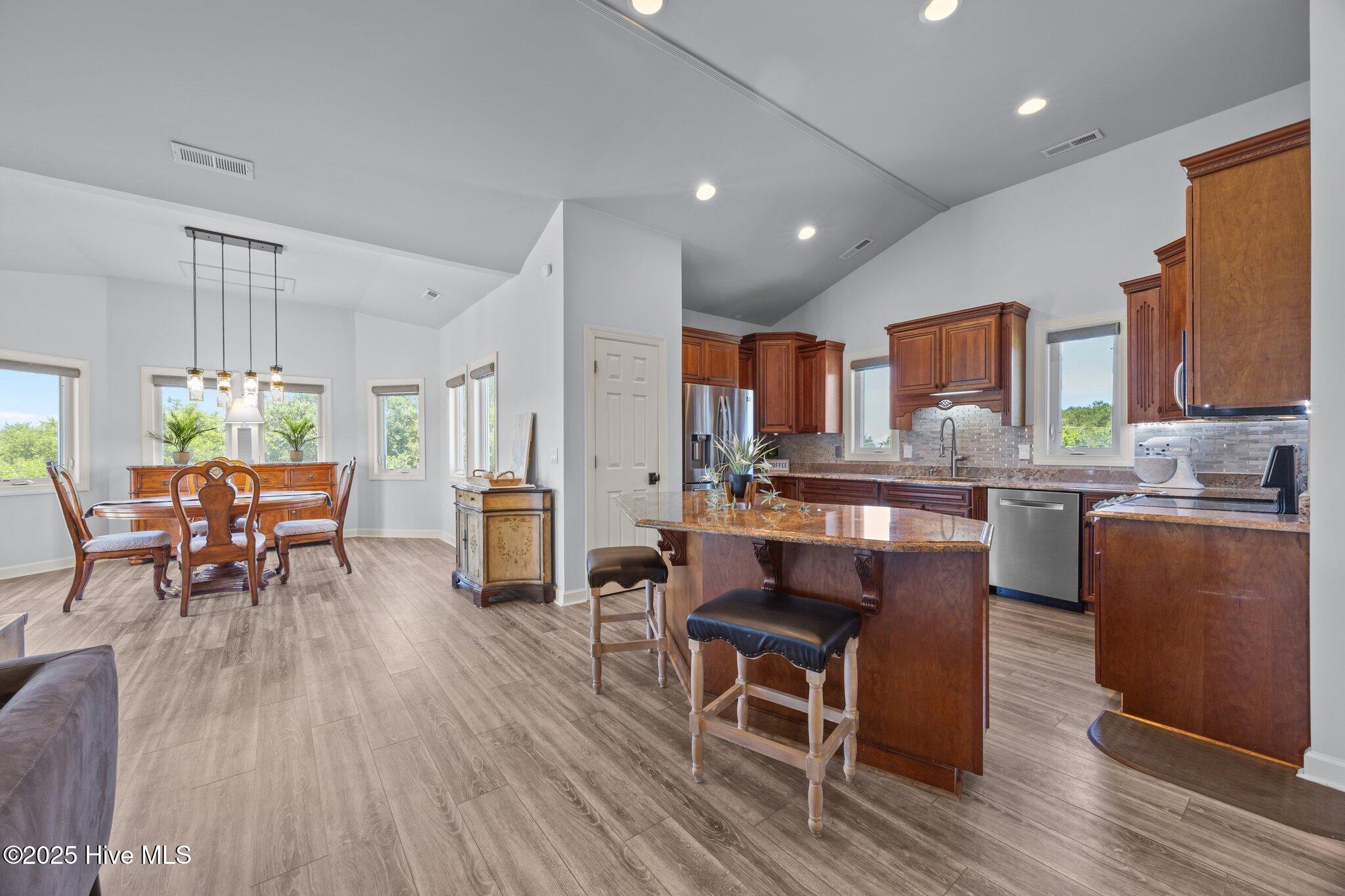 100517402 | Photo 42