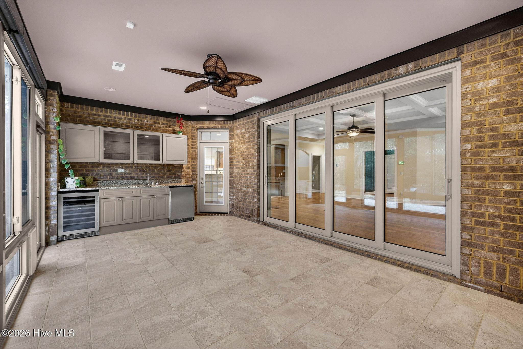 100557341 | Photo 18