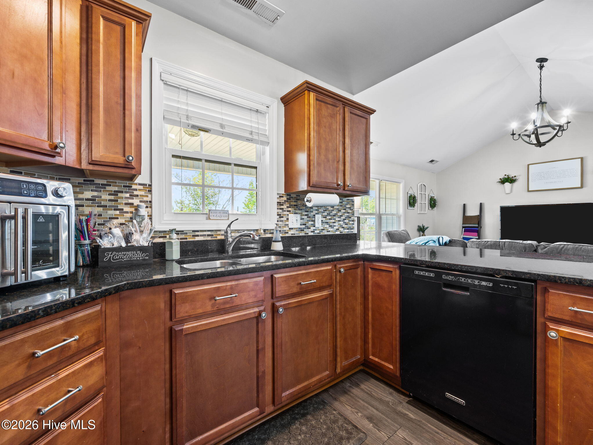 100569834 | Photo 13