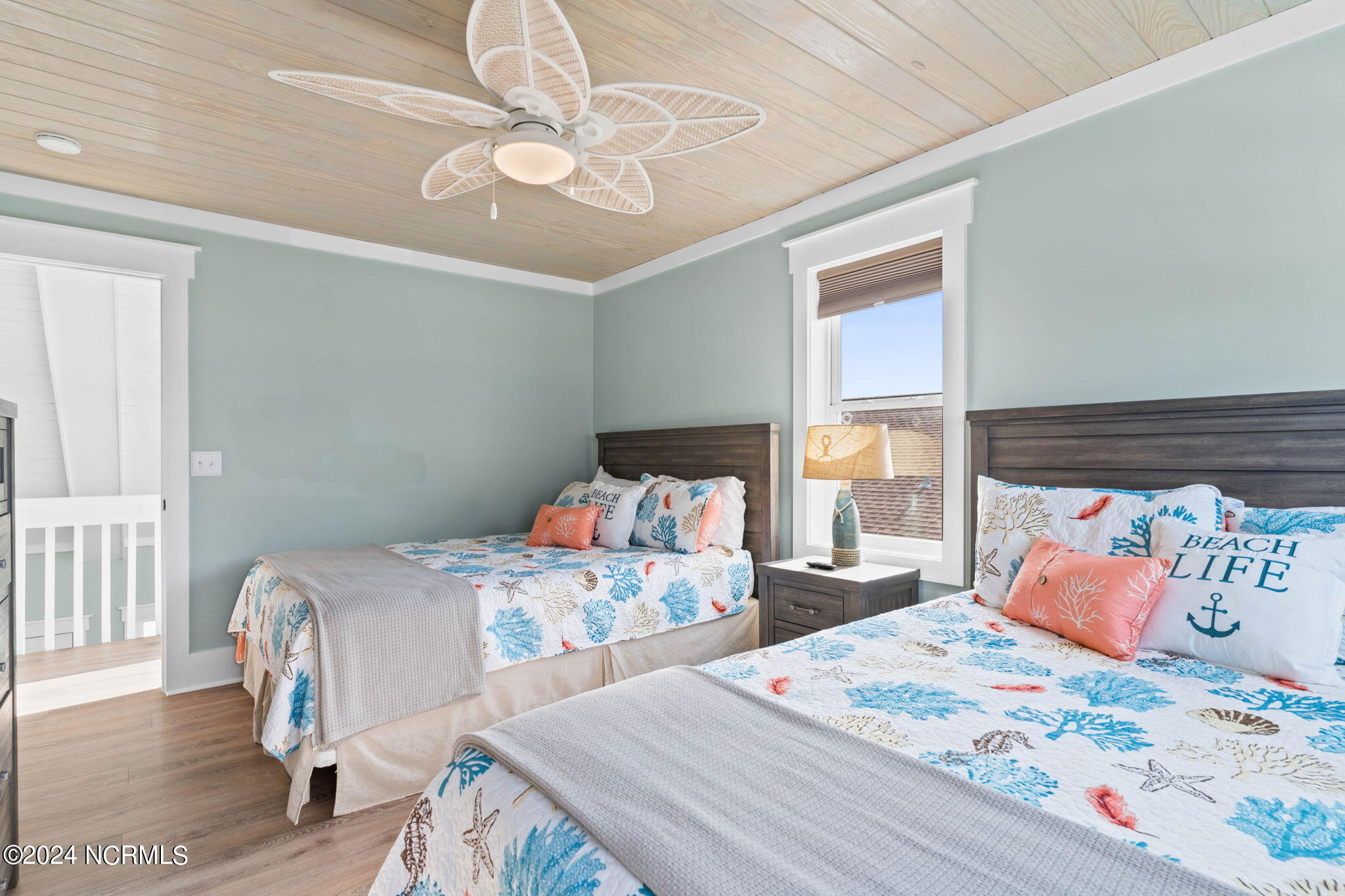 100464984 | Photo 48