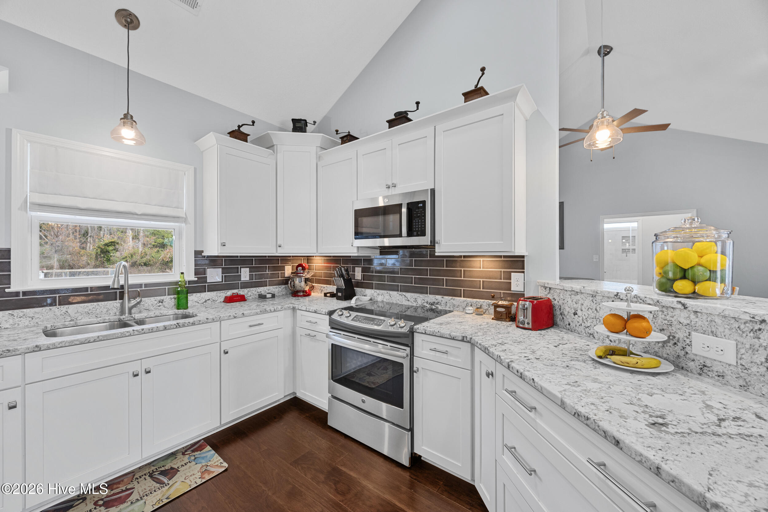 100556913 | Photo 24