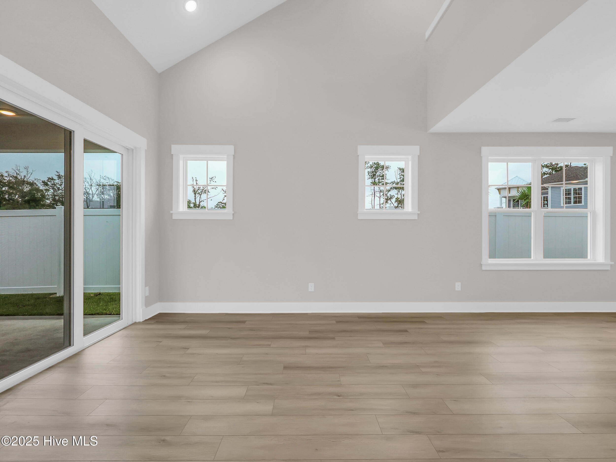 100533655 | Photo 16