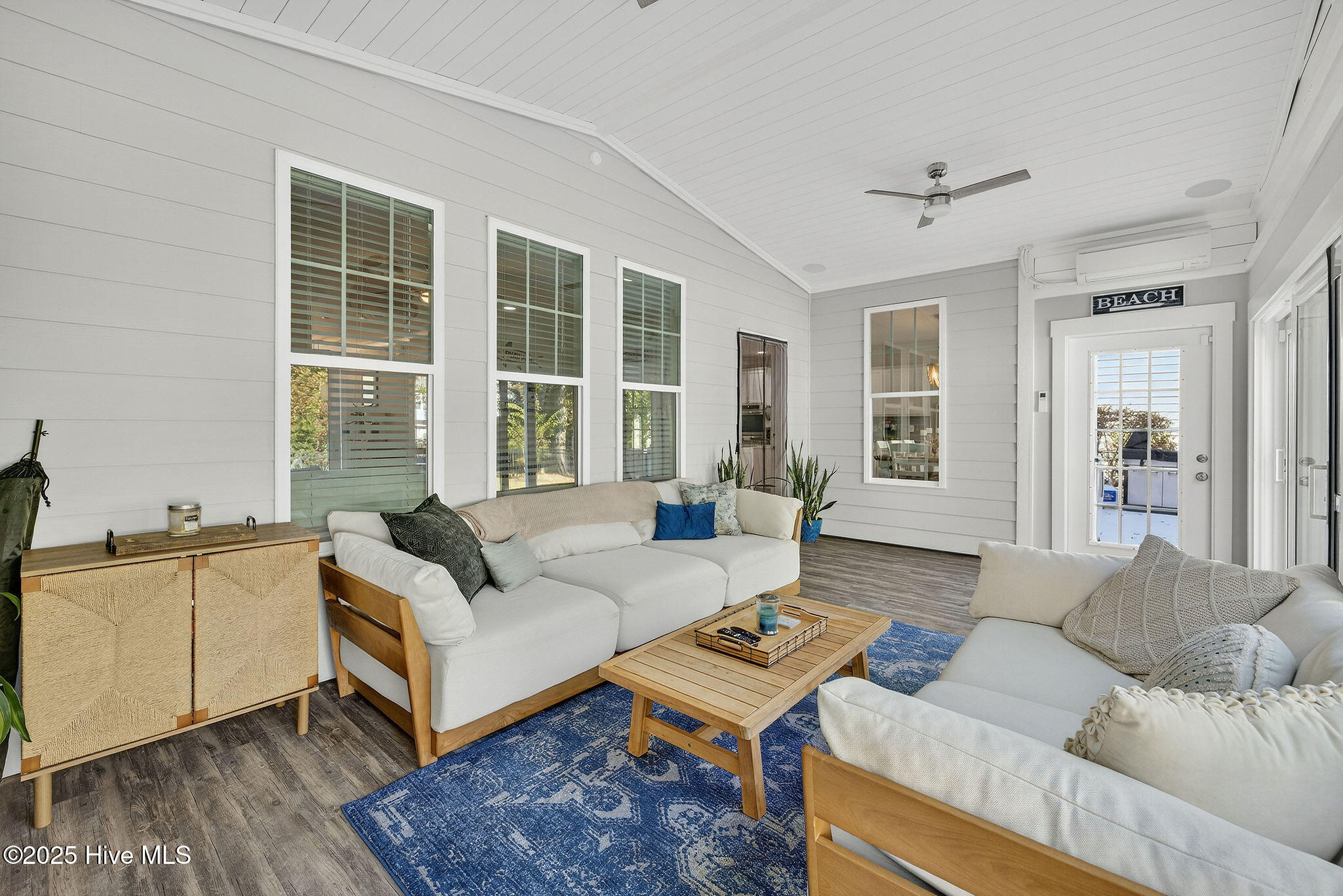 100540063 | Photo 28