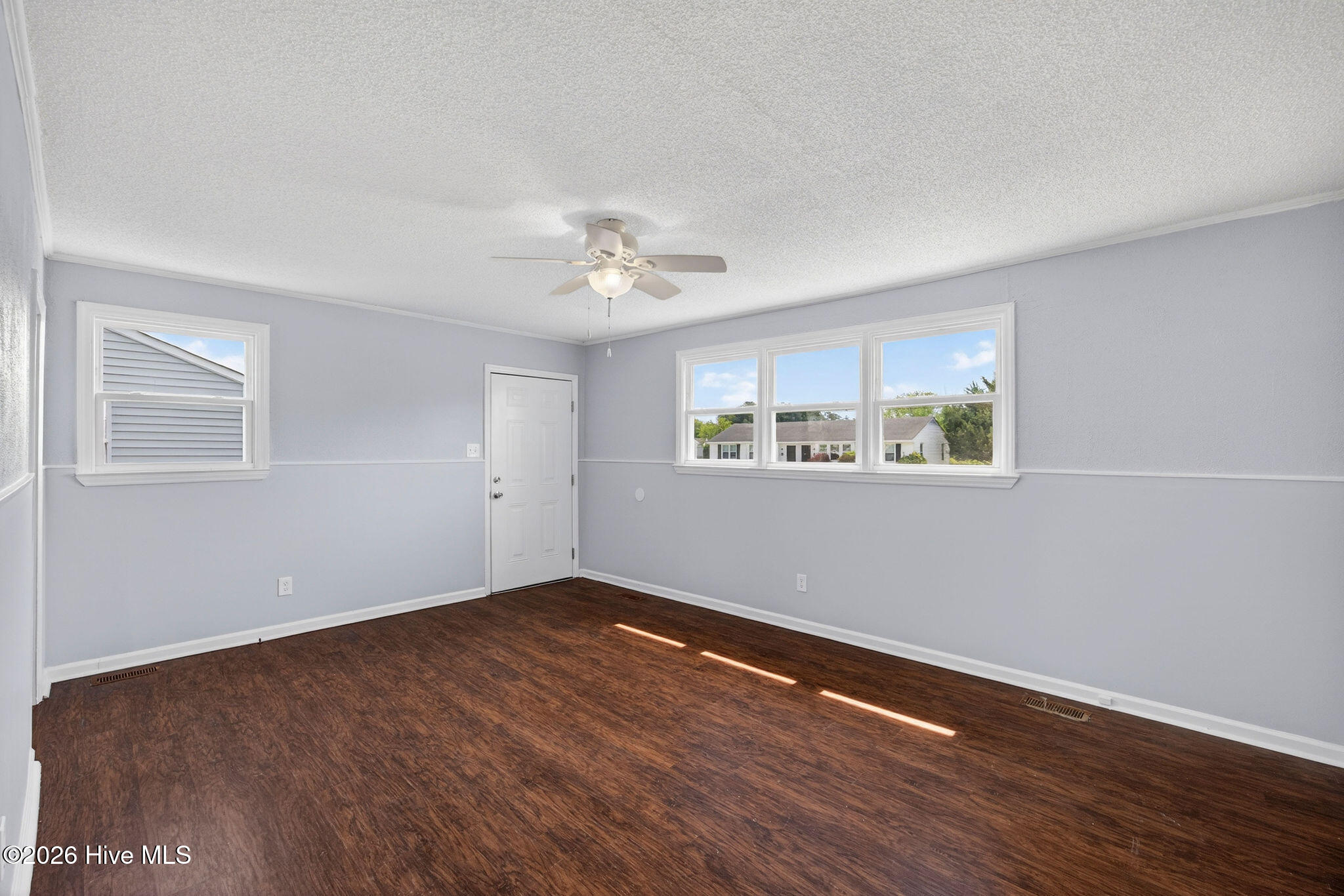 100567273 | Photo 26