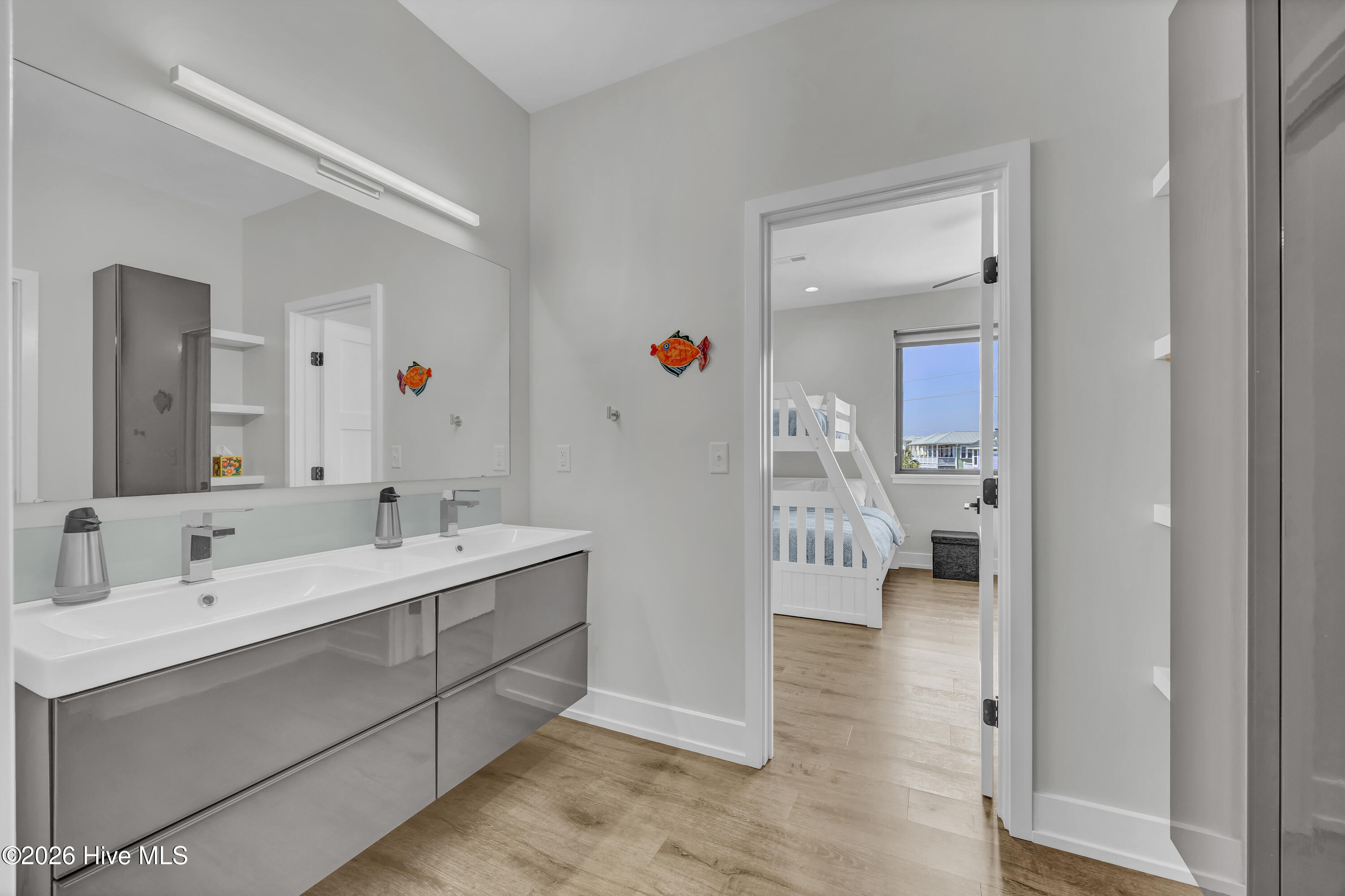 100565280 | Photo 34