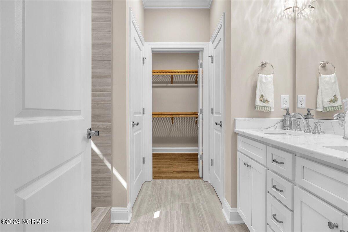 100535365 | Photo 25