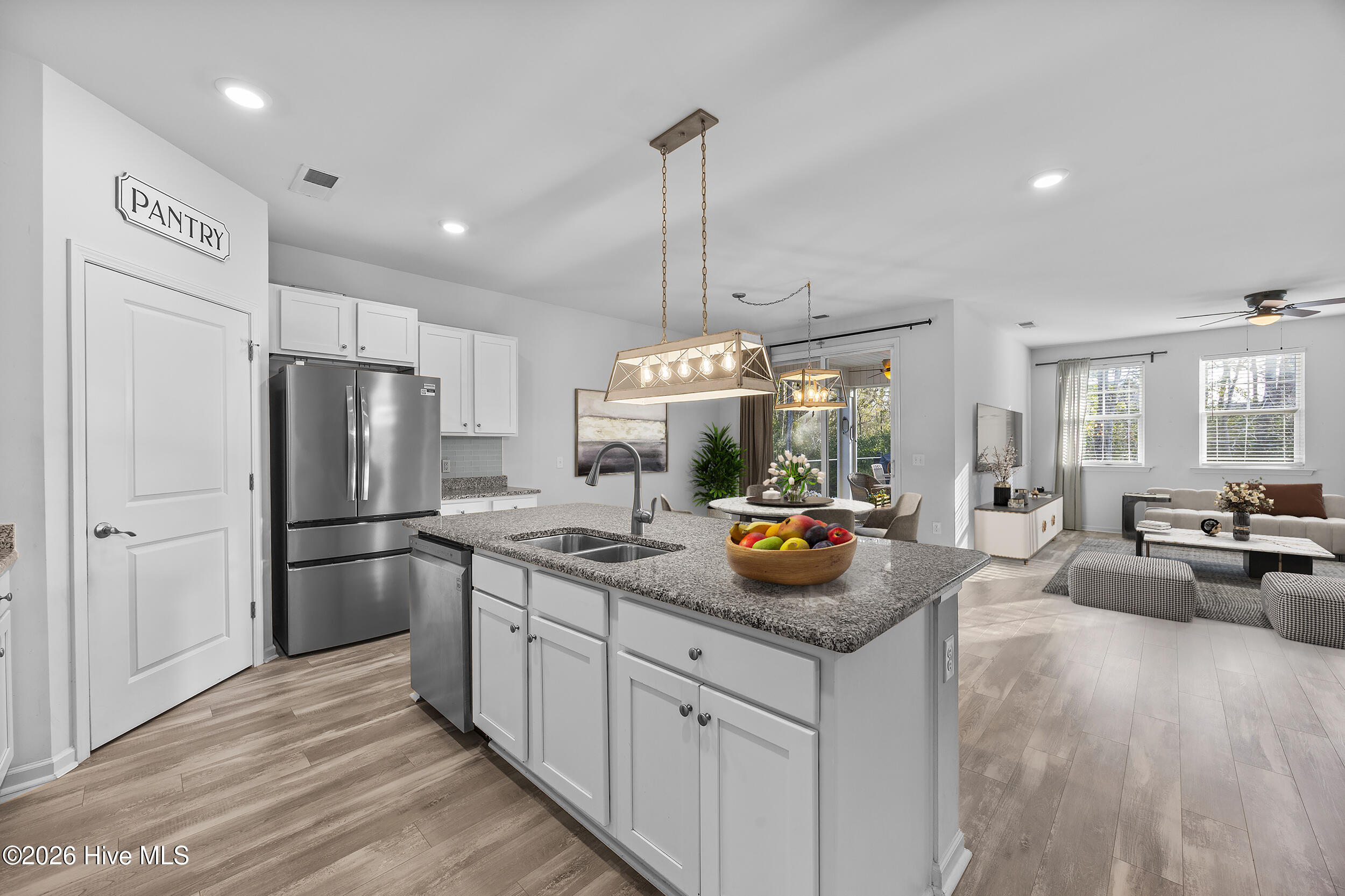 100552645 | Photo 17