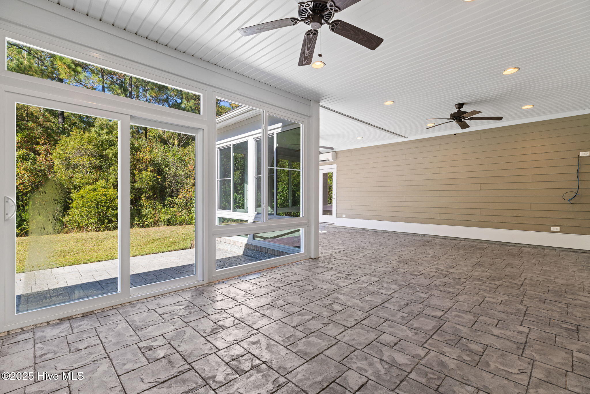 100542044 | Photo 43