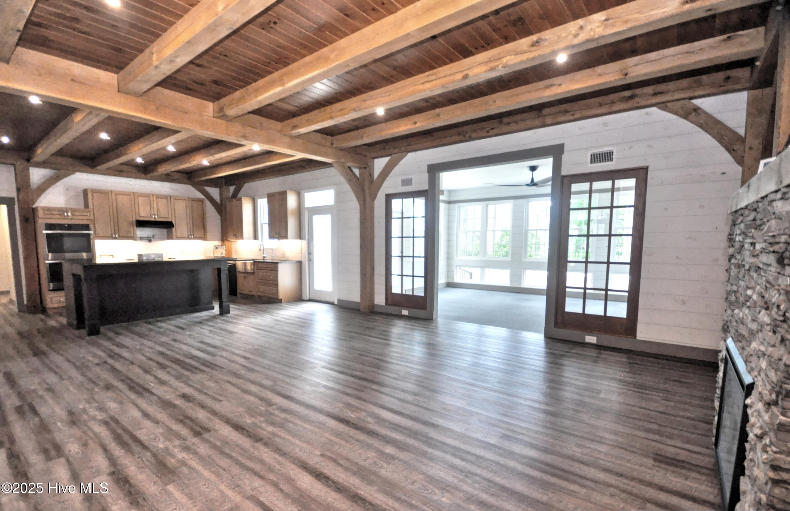 100535585 | Photo 22