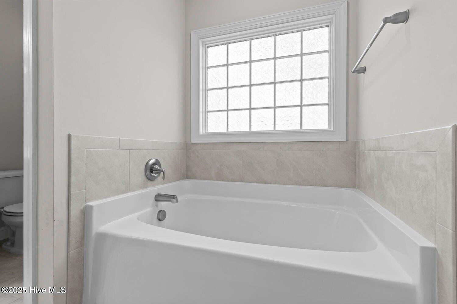 100545840 | Photo 18