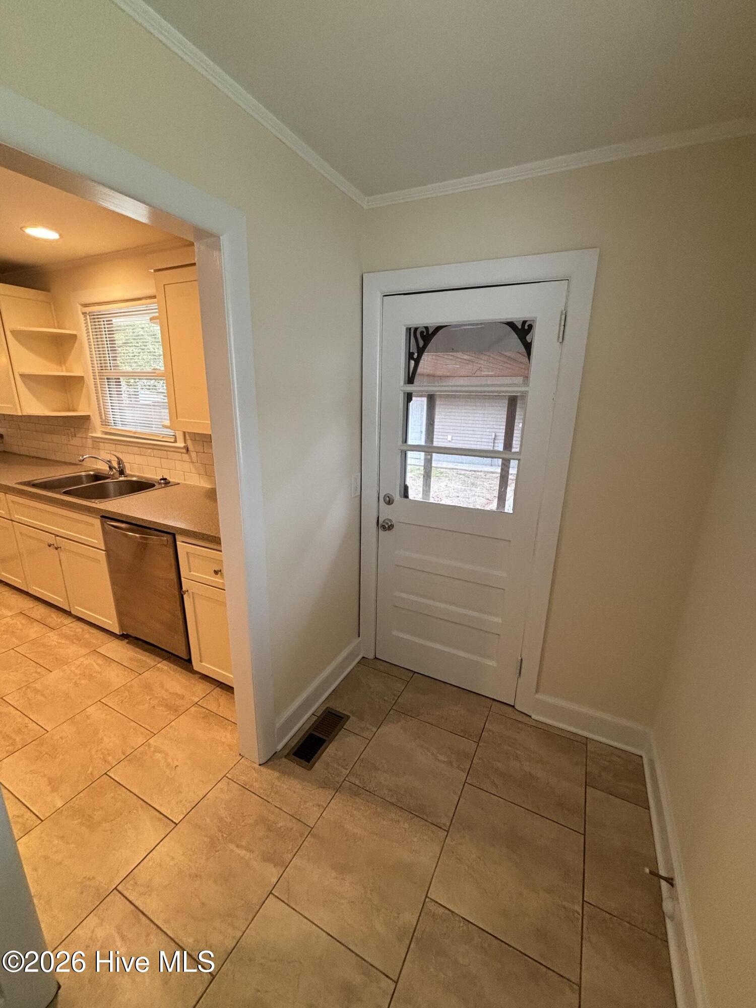 100561004 | Photo 16