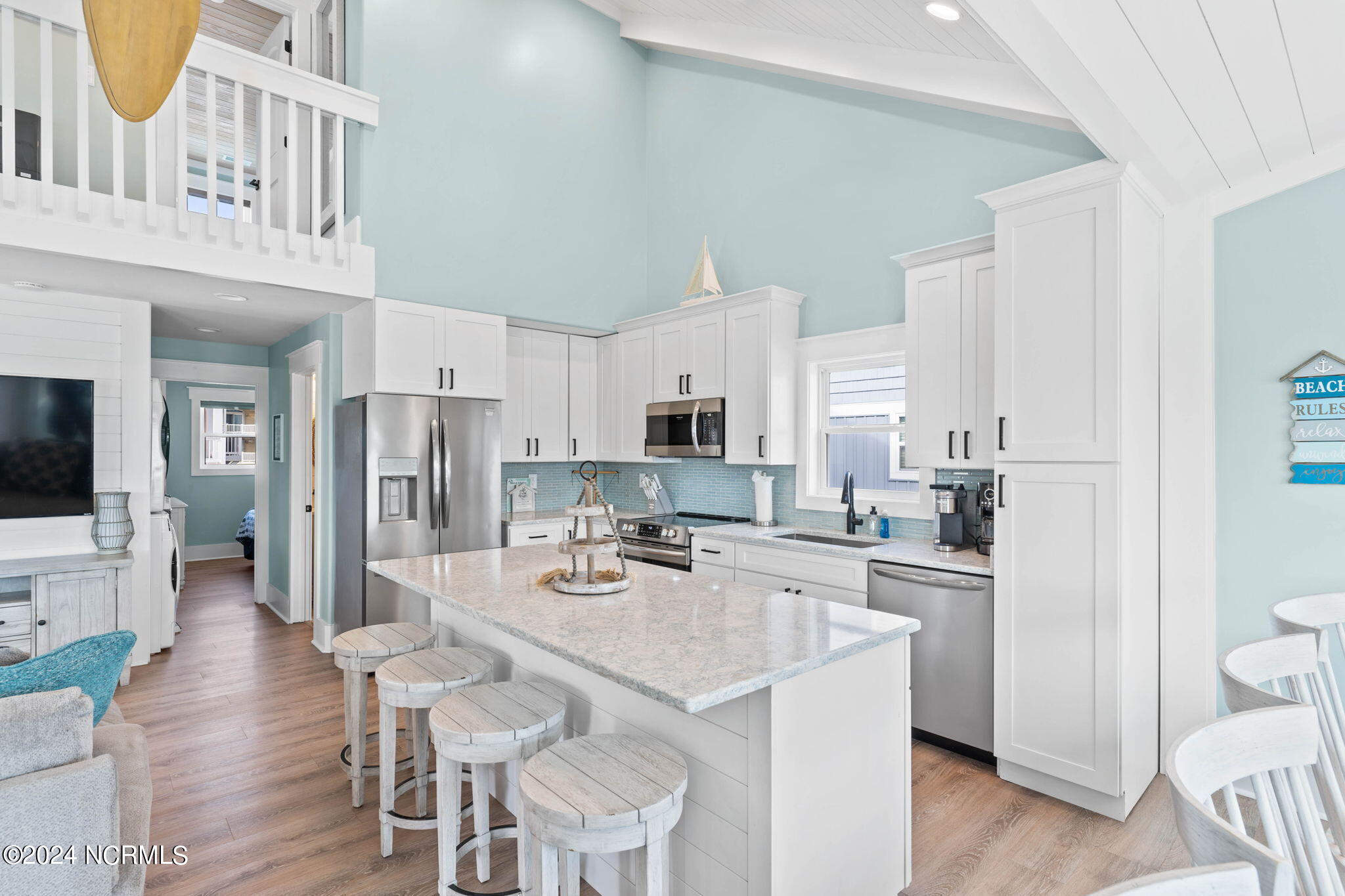 100464984 | Photo 32