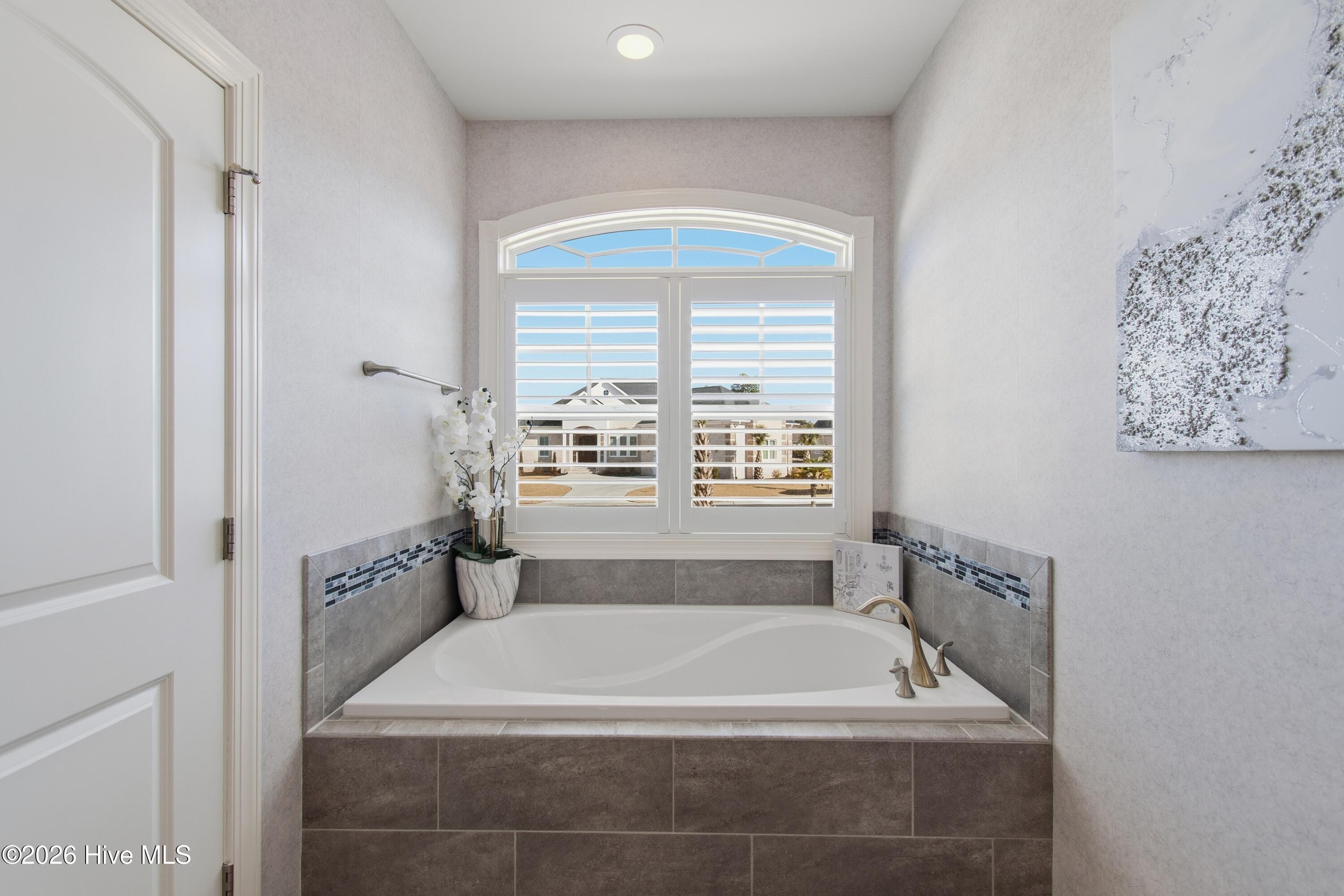 100548705 | Photo 42