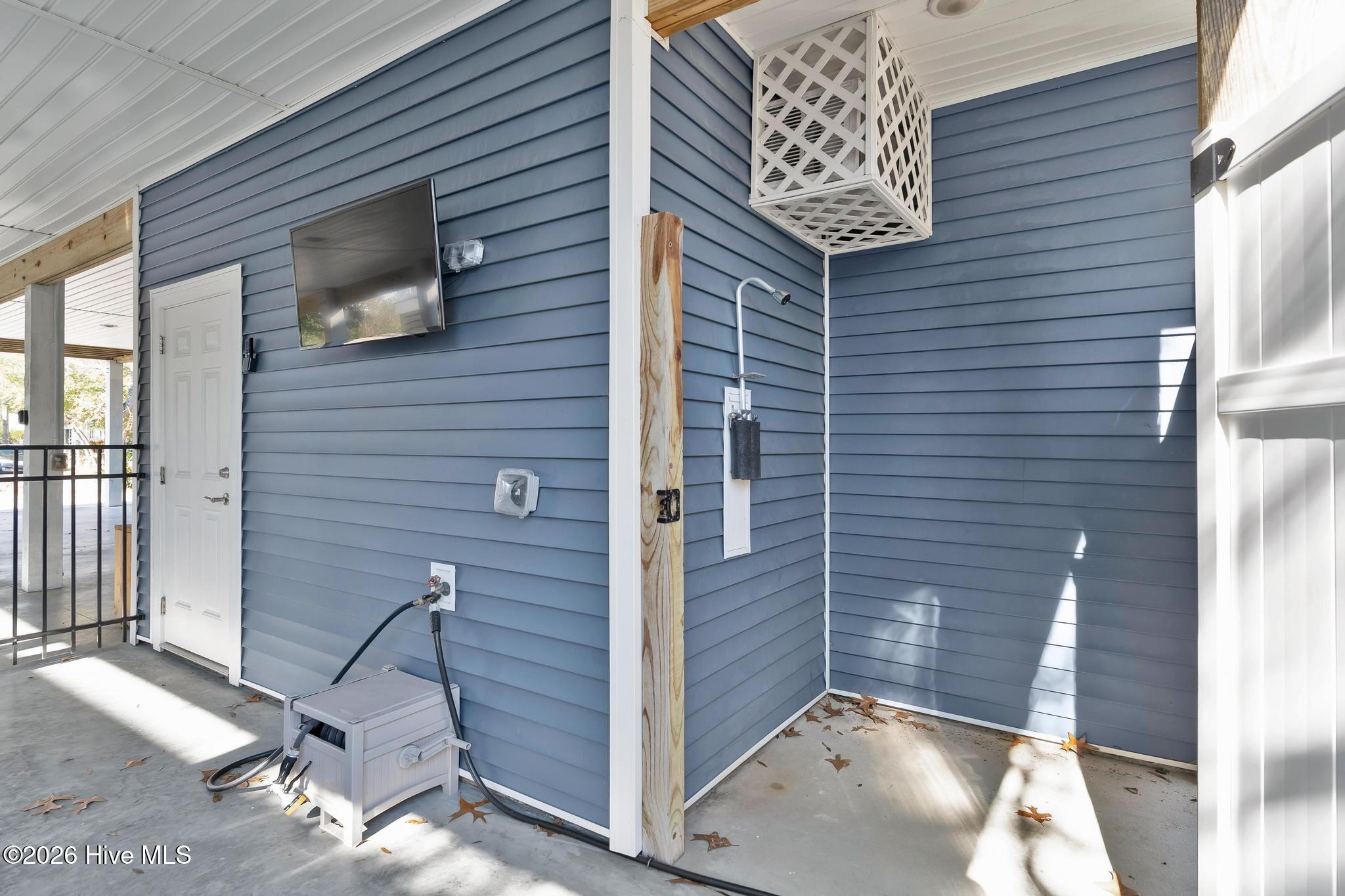 100548607 | Photo 40