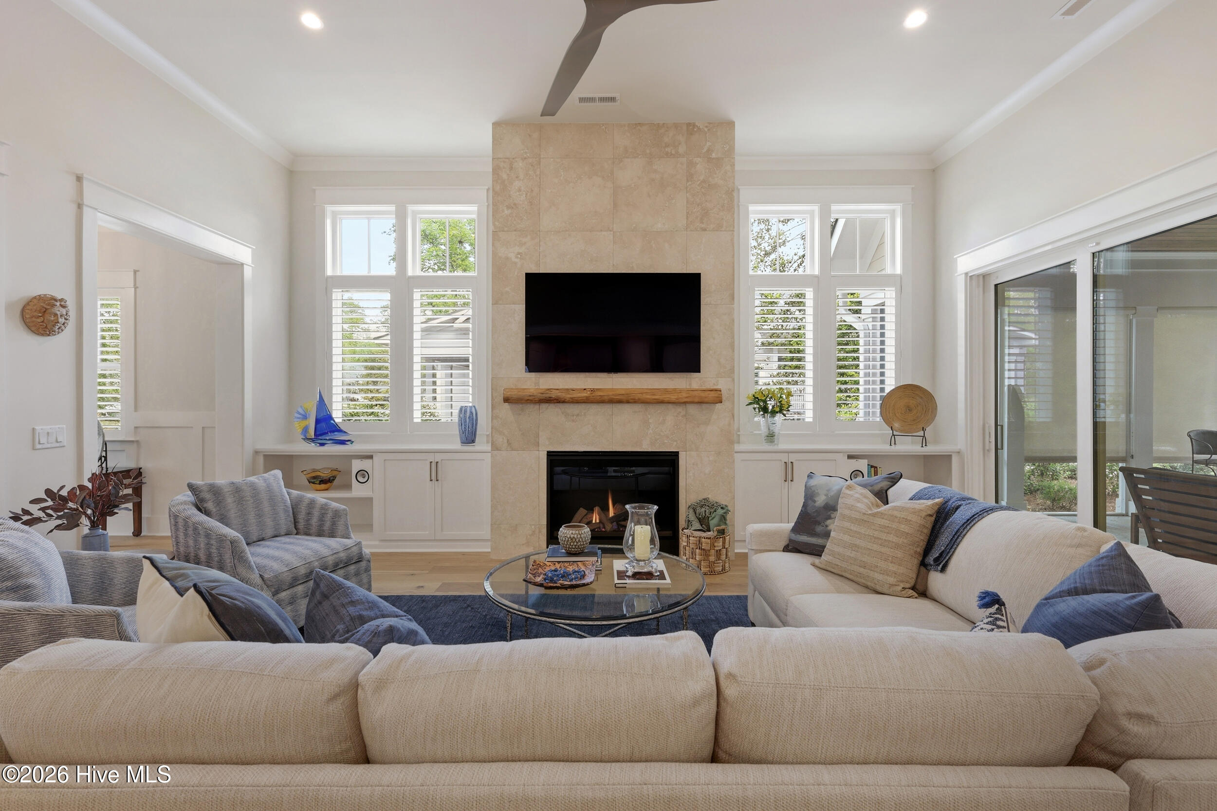 100566937 | Photo 15