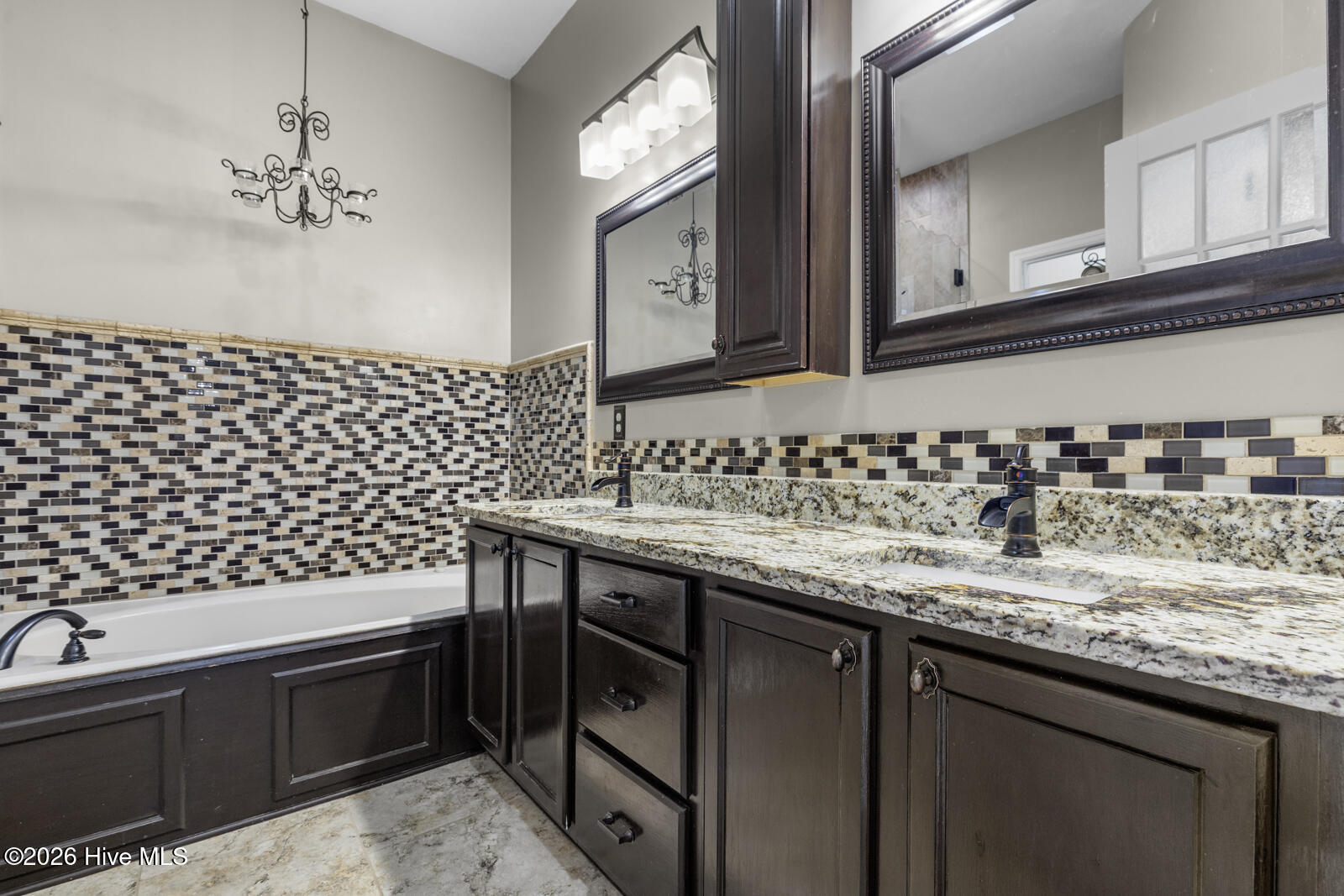 100563110 | Photo 27