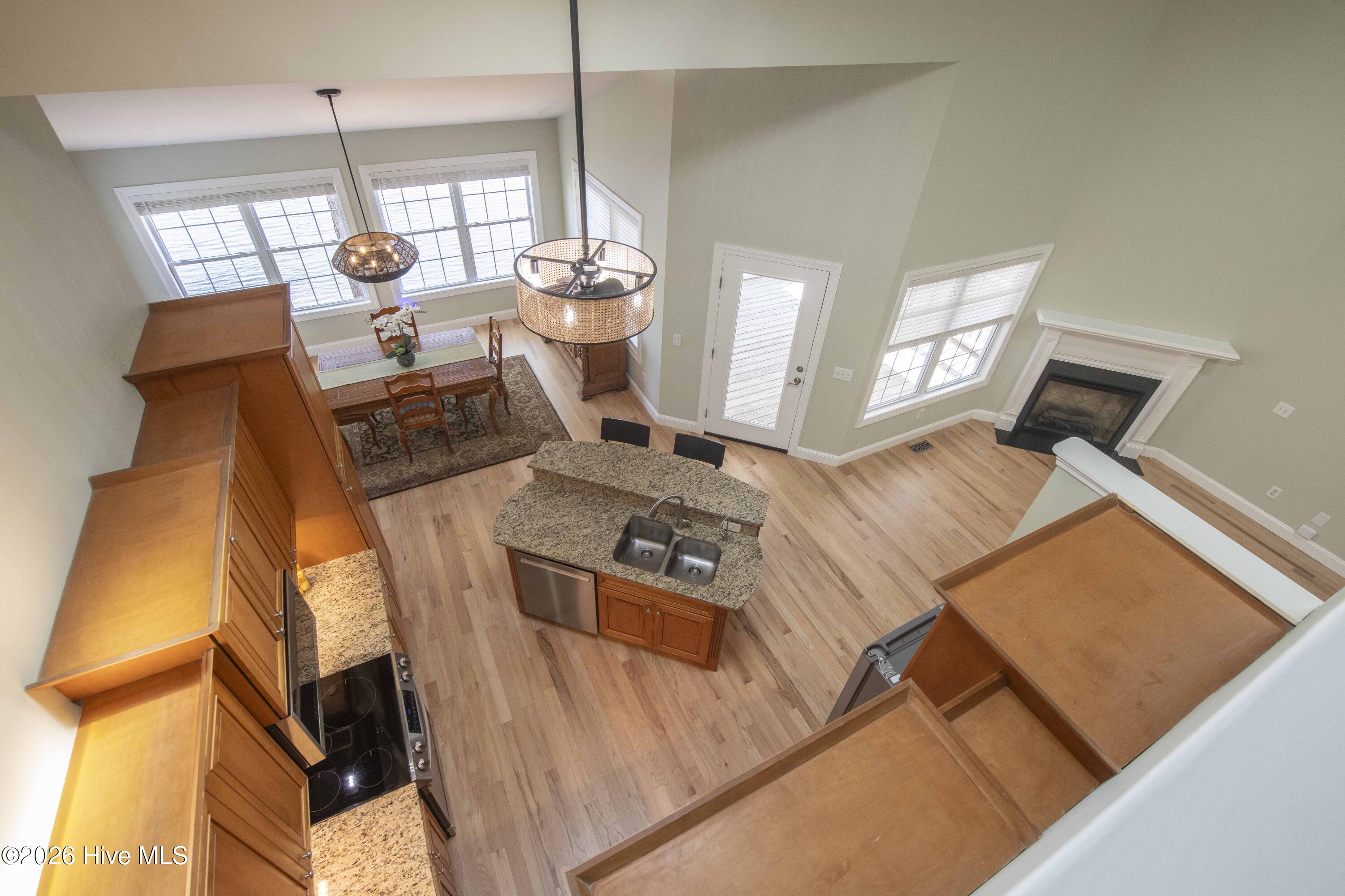 100563041 | Photo 52