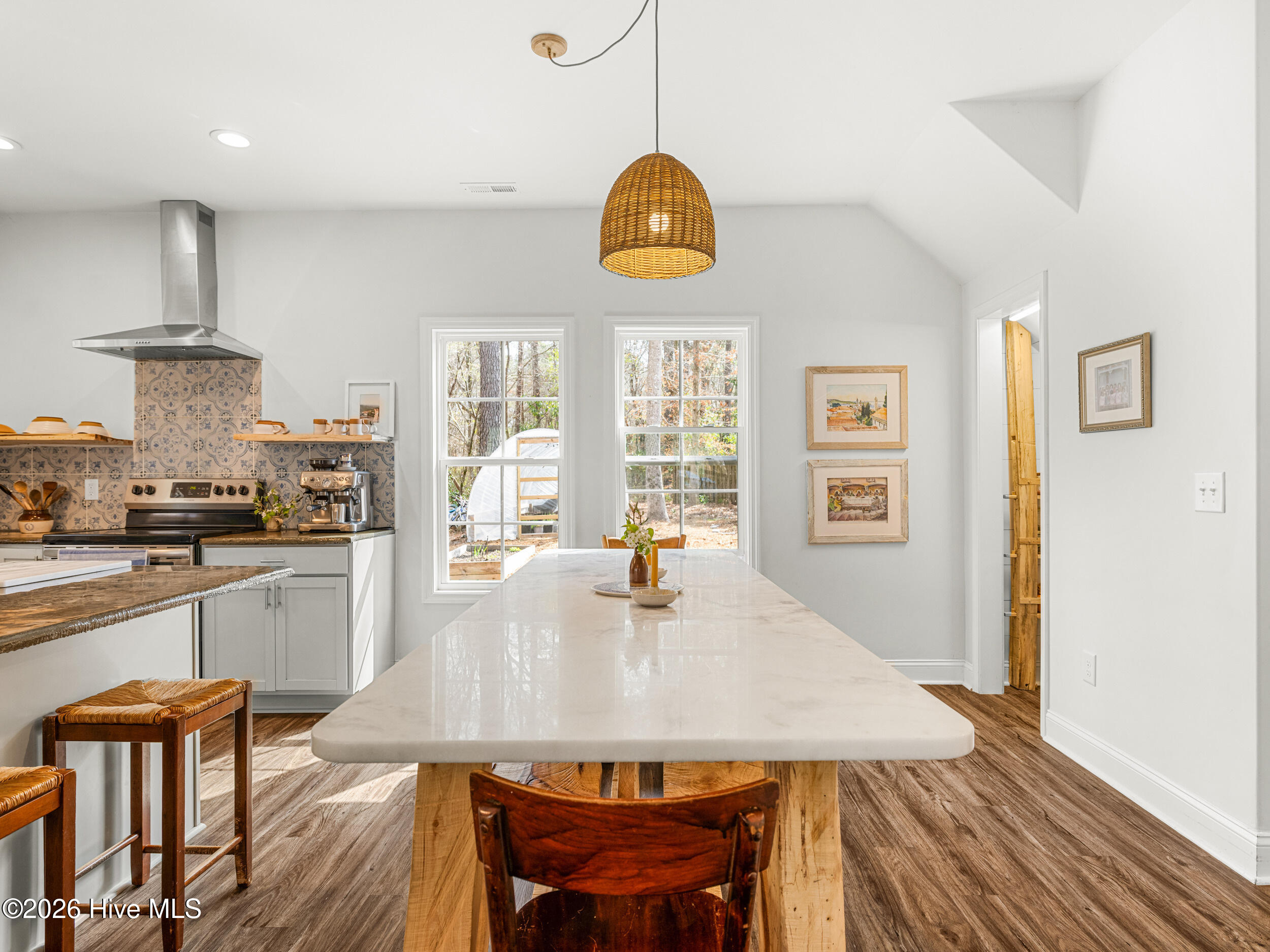 100558735 | Photo 11