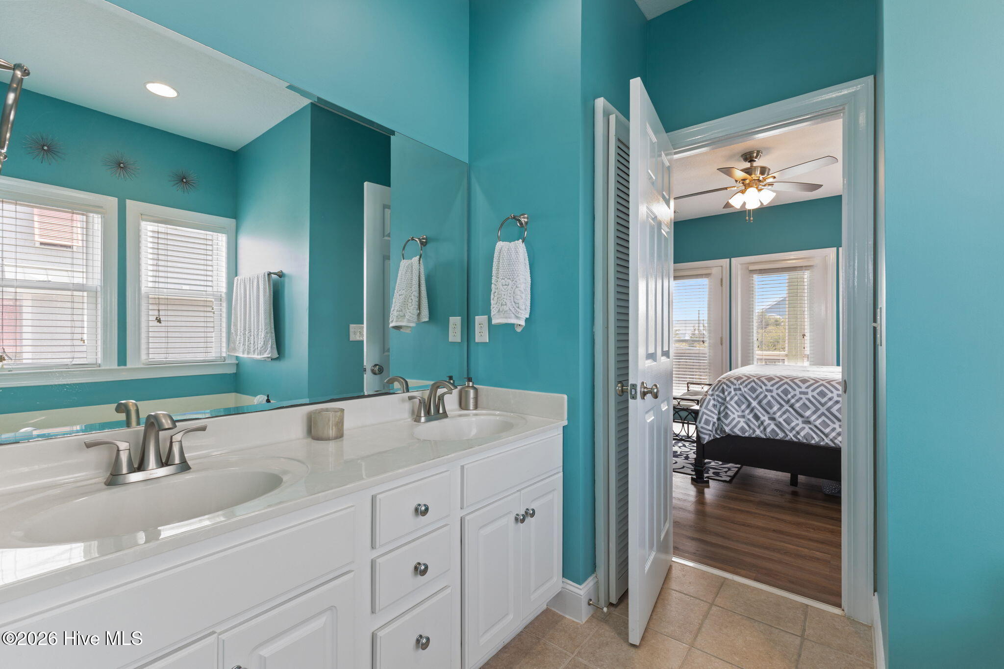 100563180 | Photo 31