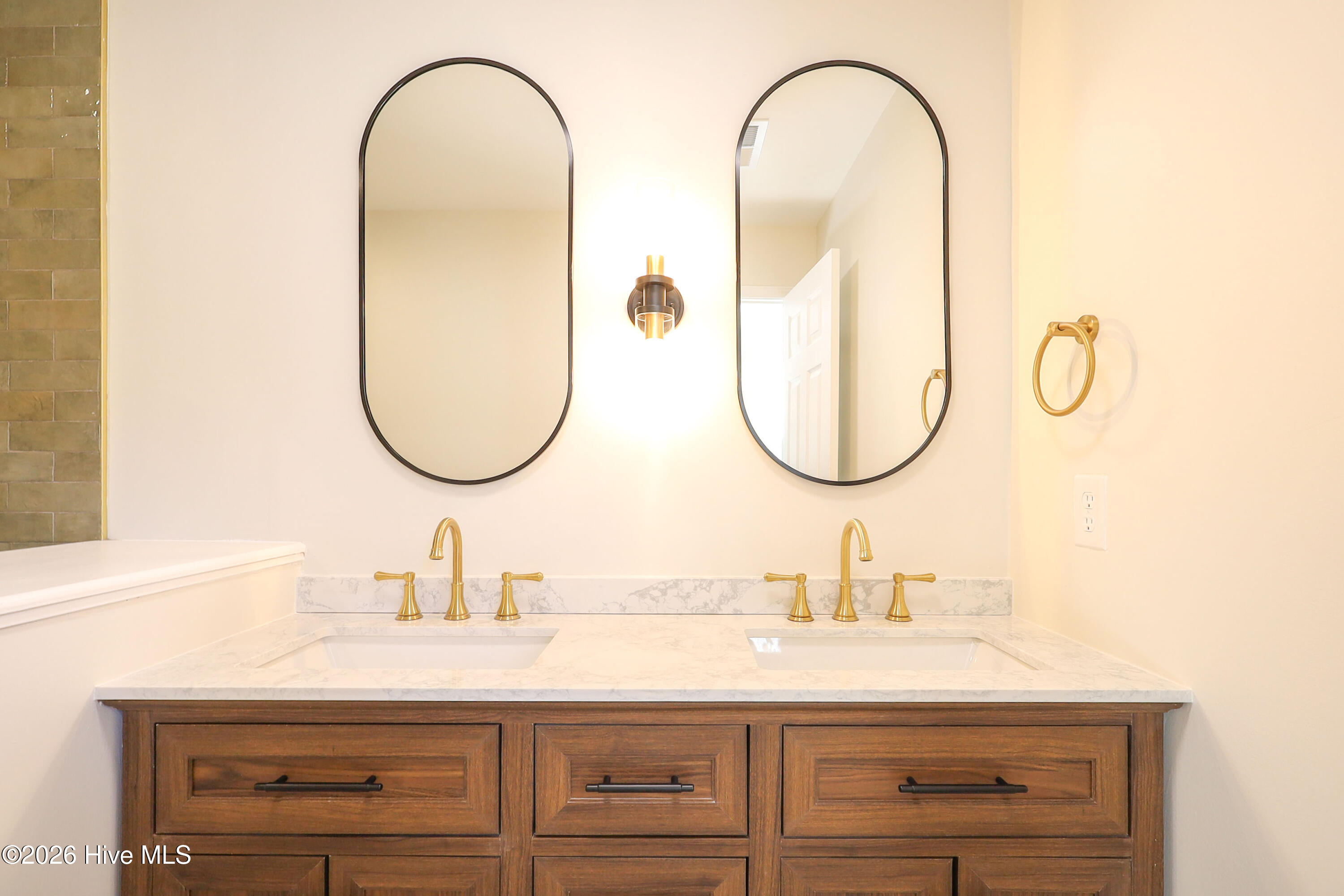 100556838 | Photo 32