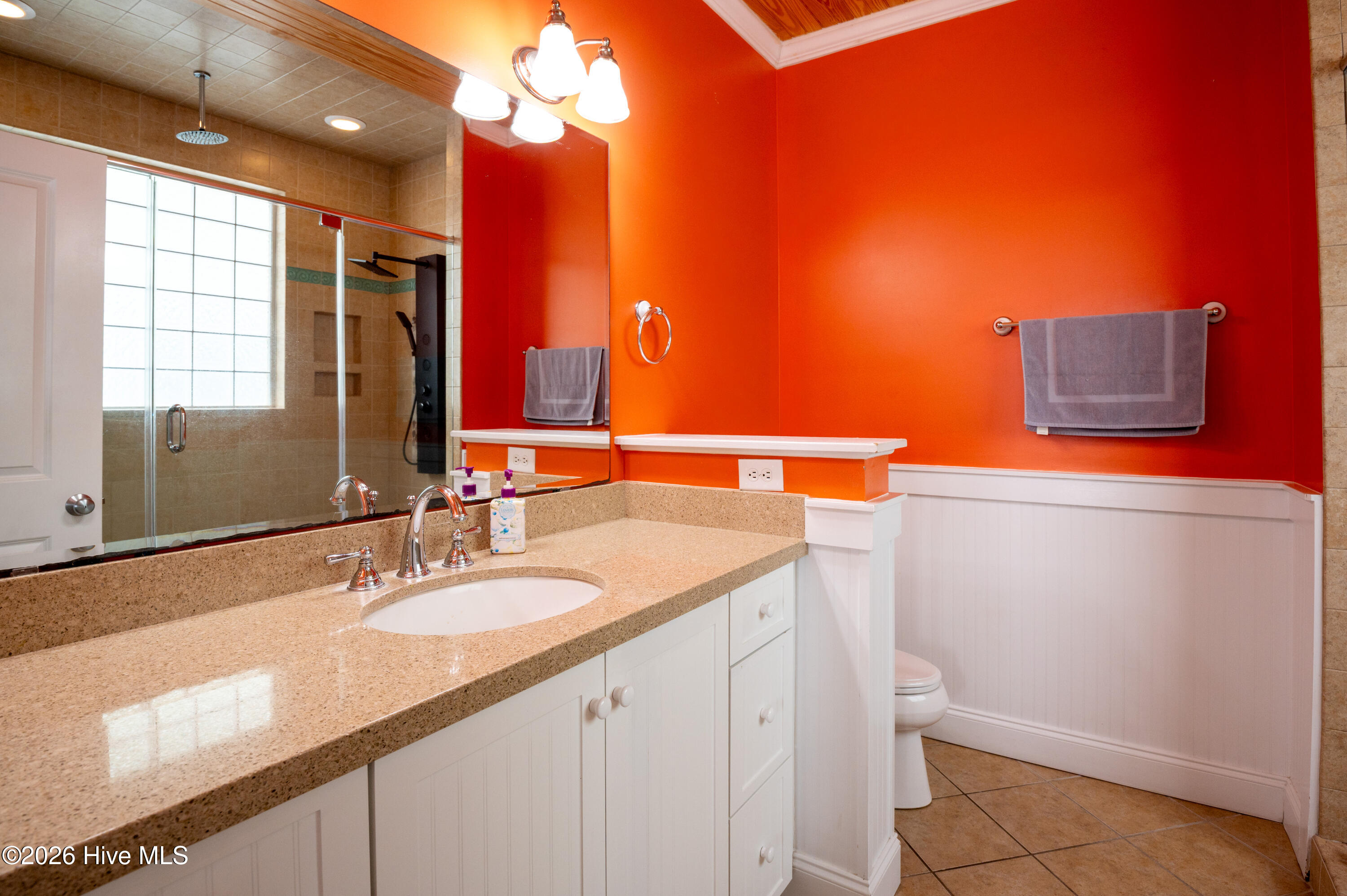 100550825 | Photo 40