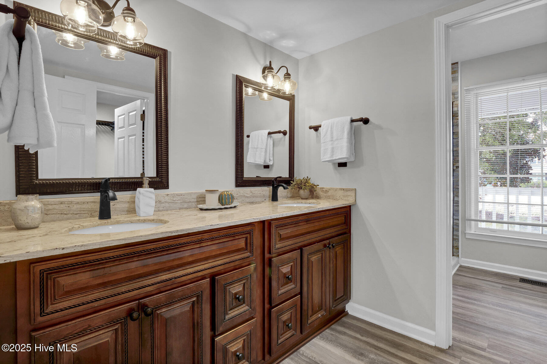 100545503 | Photo 38