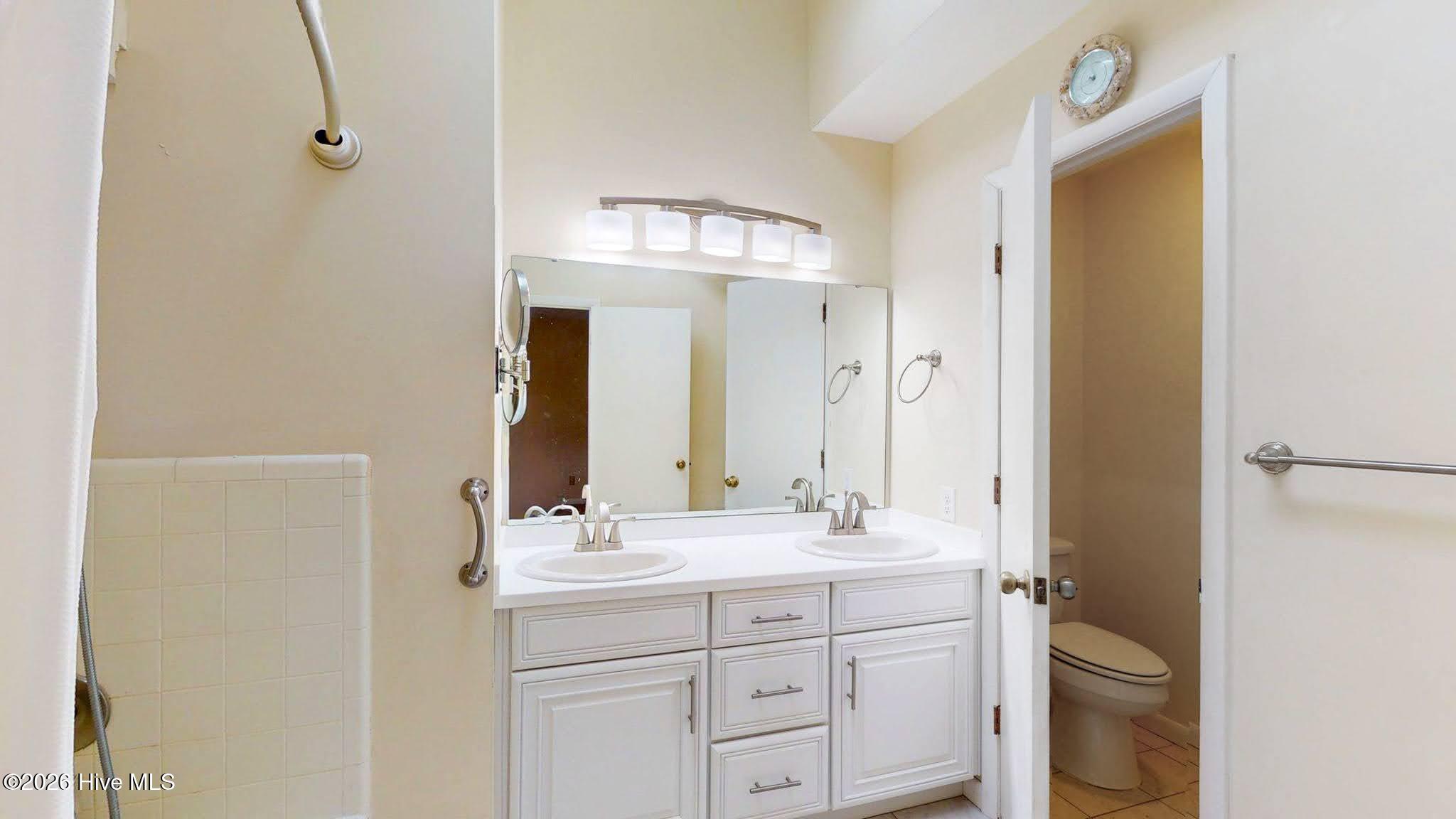 100561610 | Photo 25